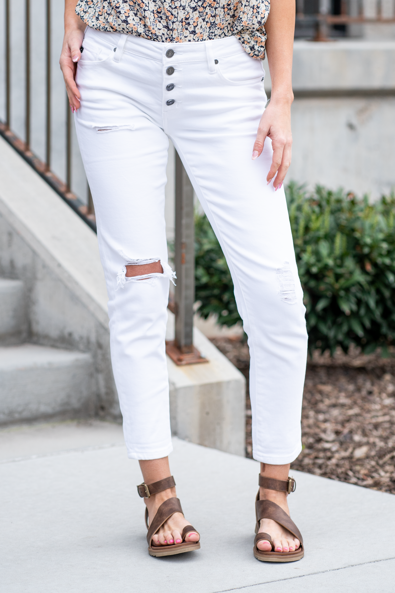 KanCan Jeans These mom jeans will become your go-to! Pair these girlfriend mom fit with sandals and a tee for an easy summer look. Color: White Cut: Straight Fit, 27" Inseam Rise: Mid-Rise, 8.5" Front Rise 100% COTTON Fly: Exposed Button Fly Style #: KC5118WT Contact us for any additional measurements or sizing.