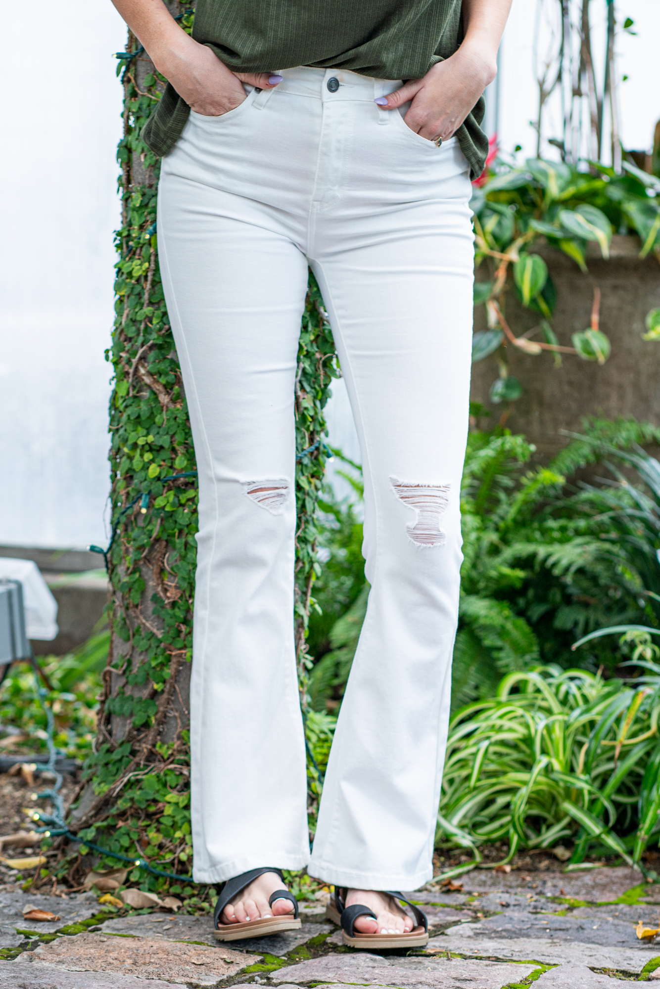 KanCan Jeans Collection: Core Style Boot Cut, 31" Inseam* High Rise, 11.25" Front Rise* Dark Blue Wash 68.5% COTTON , 23.3% POLYESTER , 7% RAYON , 1.2% SPANDEX Fly: Zipper Style #: KC7346WT Contact us for any additional measurements or sizing. *Measured on the smallest size, measurements may vary by size.