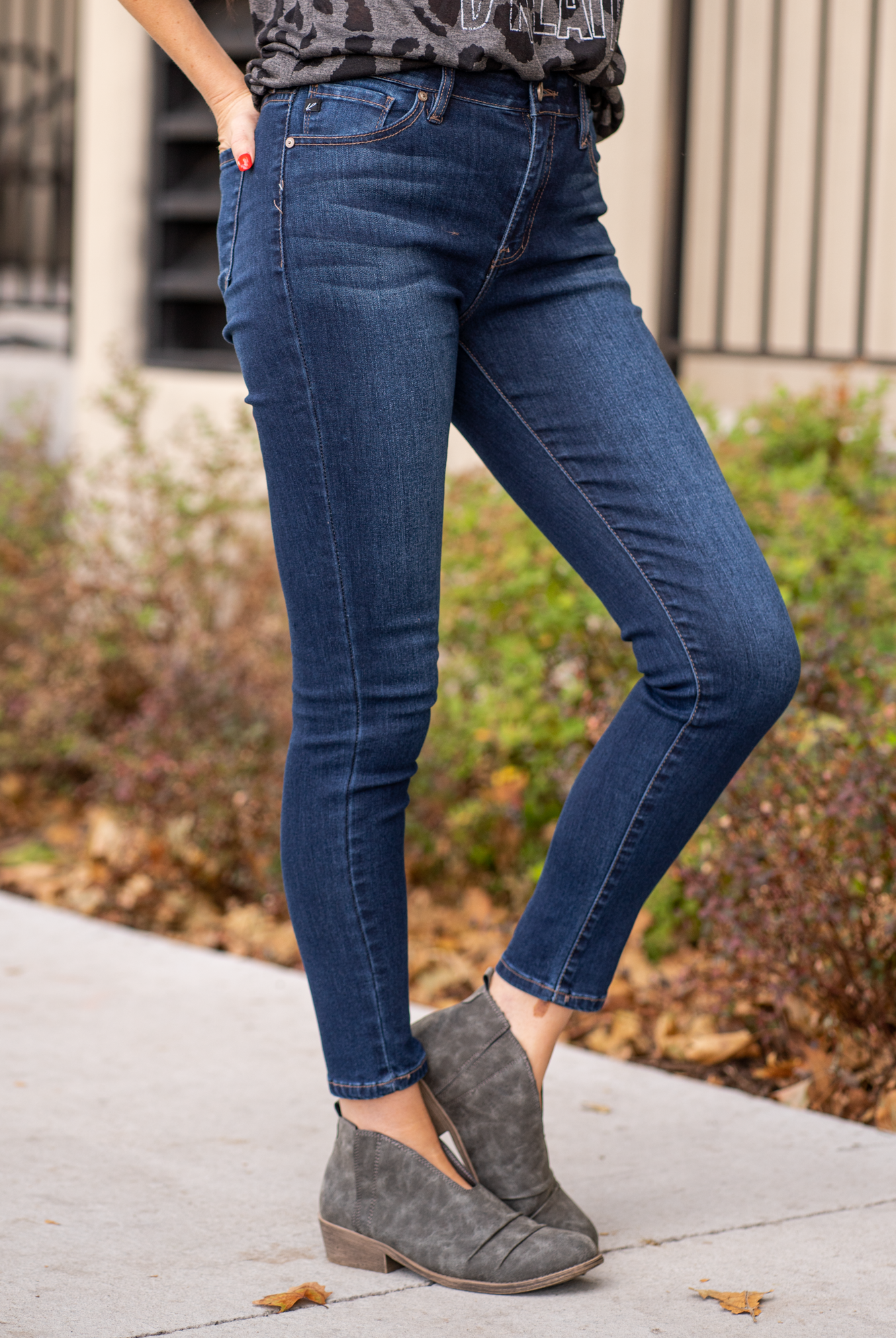 KanCan Jeans Collection: Core Style Color: Dark Wash Cut: Ankle Skinny, 27.5" Inseam Rise: High-Rise, 9.5" Front Rise 64% COTTON, 24% POLYESTER, 10% RAYON, 2% SPANDEX Fly: Zipper Style #: KC7312D Contact us for any additional measurements or sizing.
