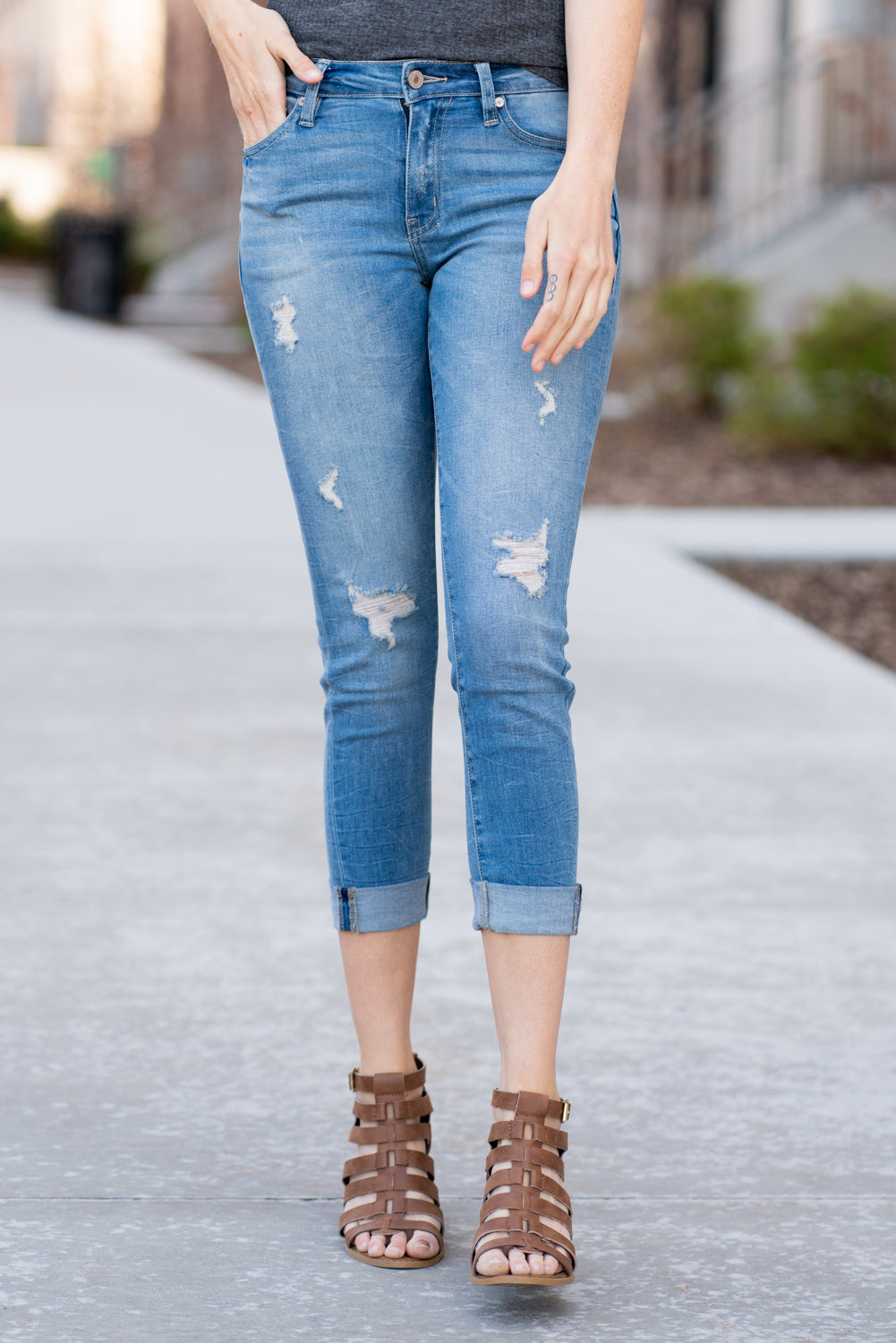 KanCan Jeans Collection: Spring 2021 Color: Medium Wash Mid Rise Cuffed Skinny Capris Cut: Skinny Capris, 23" Inseam Rise: Mid-Rise, 8.5" Front Rise COTTON 64% POLYESTER 24% RAYON 10% SPANDEX 2% Stitching: Classic Fly: Zipper Fly Style #: KC5015LY Contact us for any additional measurements or sizing.