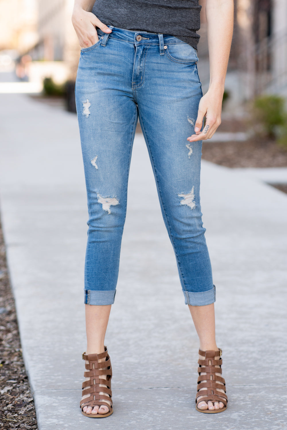 KanCan Jeans Collection: Spring 2021 Color: Medium Wash Mid Rise Cuffed Skinny Capris Cut: Skinny Capris, 23" Inseam Rise: Mid-Rise, 8.5" Front Rise COTTON 64% POLYESTER 24% RAYON 10% SPANDEX 2% Stitching: Classic Fly: Zipper Fly Style #: KC5015LY Contact us for any additional measurements or sizing.