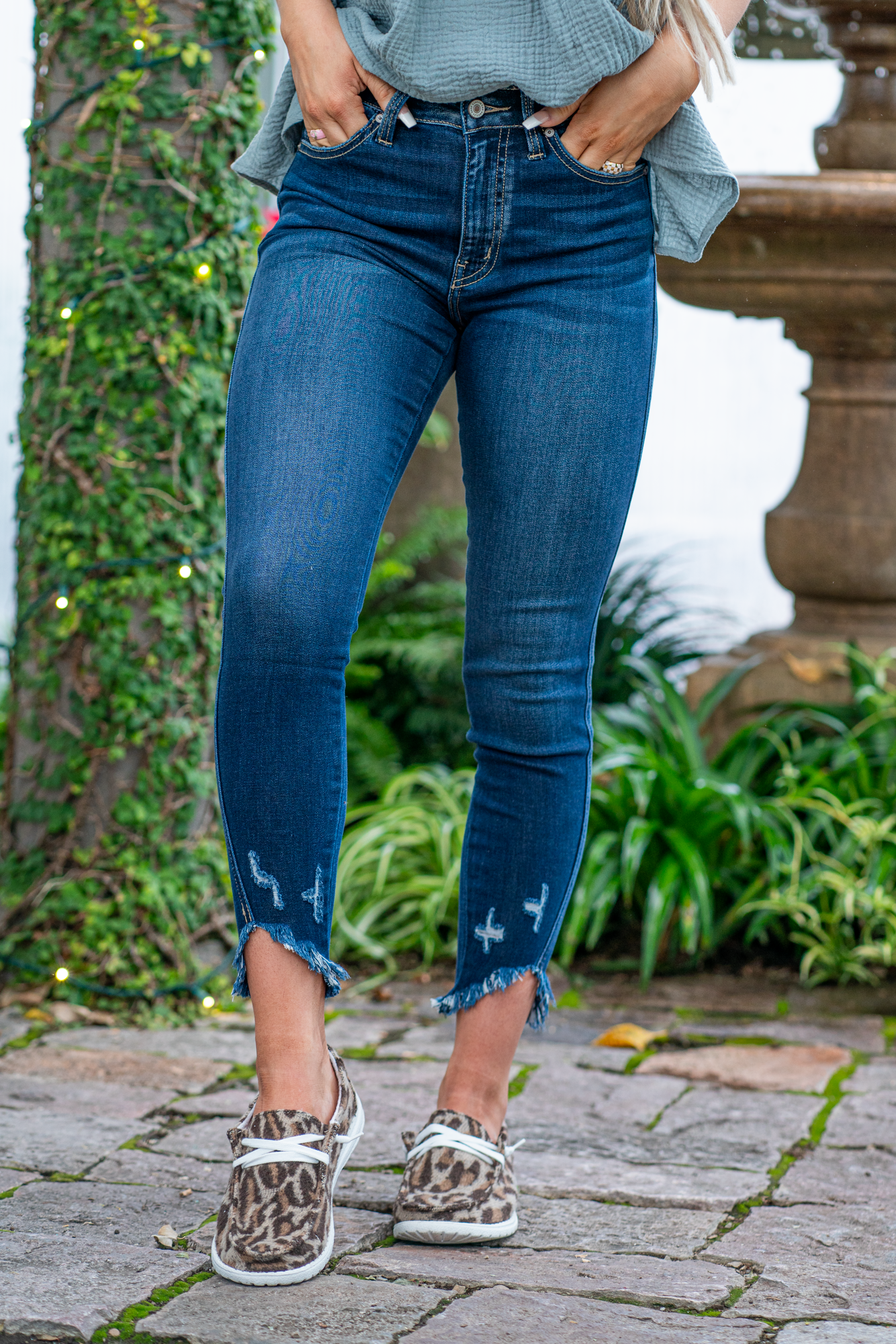 Kan Can Jeans Color: Dark Wash Cut: Skinny, 27" Inseam* Rise: High-Rise, 10.5" Front Rise* Material: 49.3% COTTON, 21.1% TENCEL, 18.6% POLY, 10% RAYON, 1% LYCRA SPANDEX Stitching: Classic Fly: Zipper Style #: KC9261D Contact us for any additional measurements or sizing. *Measured on the smallest size, measurements may vary by size.