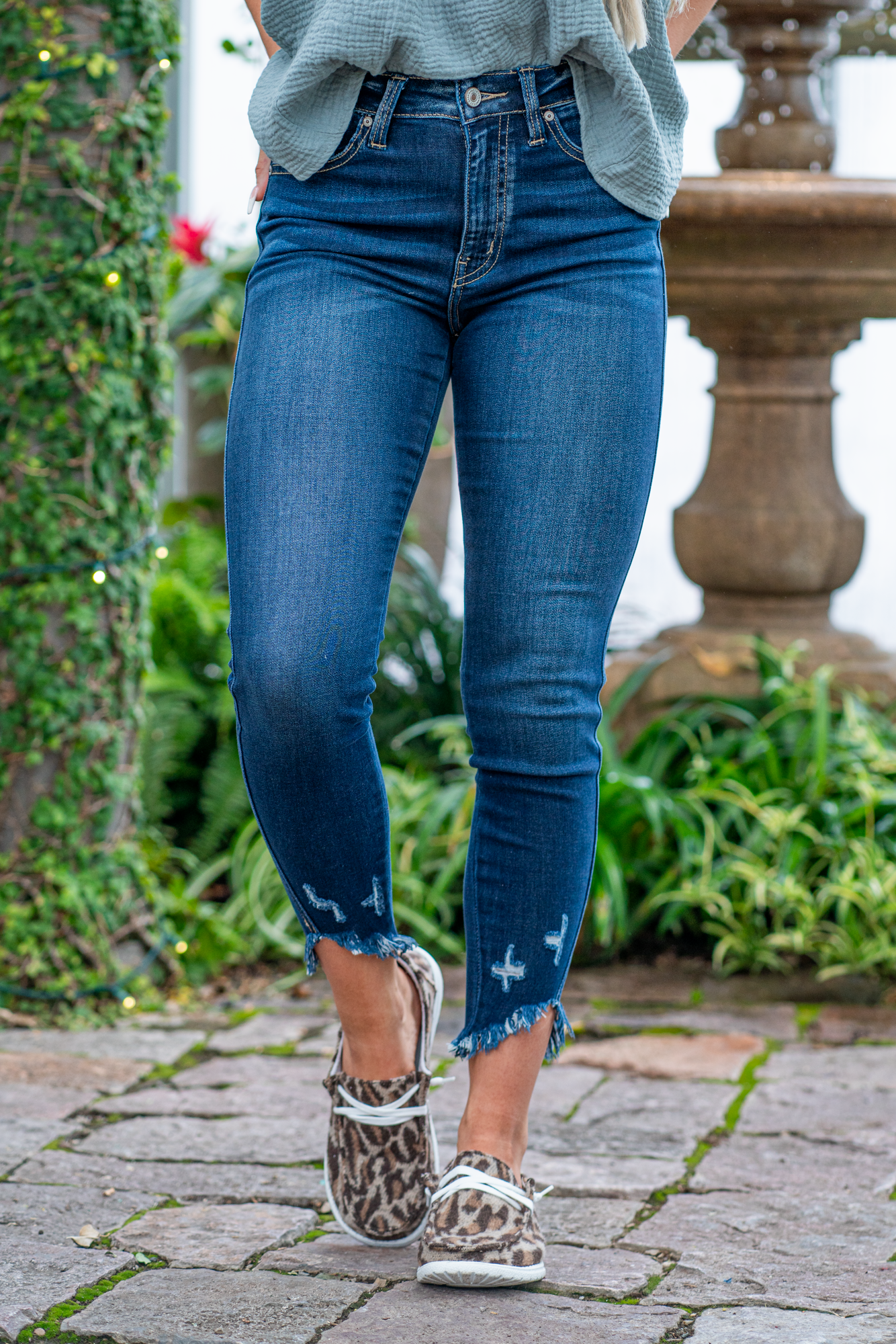 Kan Can Jeans Color: Dark Wash Cut: Skinny, 27" Inseam* Rise: High-Rise, 10.5" Front Rise* Material: 49.3% COTTON, 21.1% TENCEL, 18.6% POLY, 10% RAYON, 1% LYCRA SPANDEX Stitching: Classic Fly: Zipper Style #: KC9261D Contact us for any additional measurements or sizing. *Measured on the smallest size, measurements may vary by size.