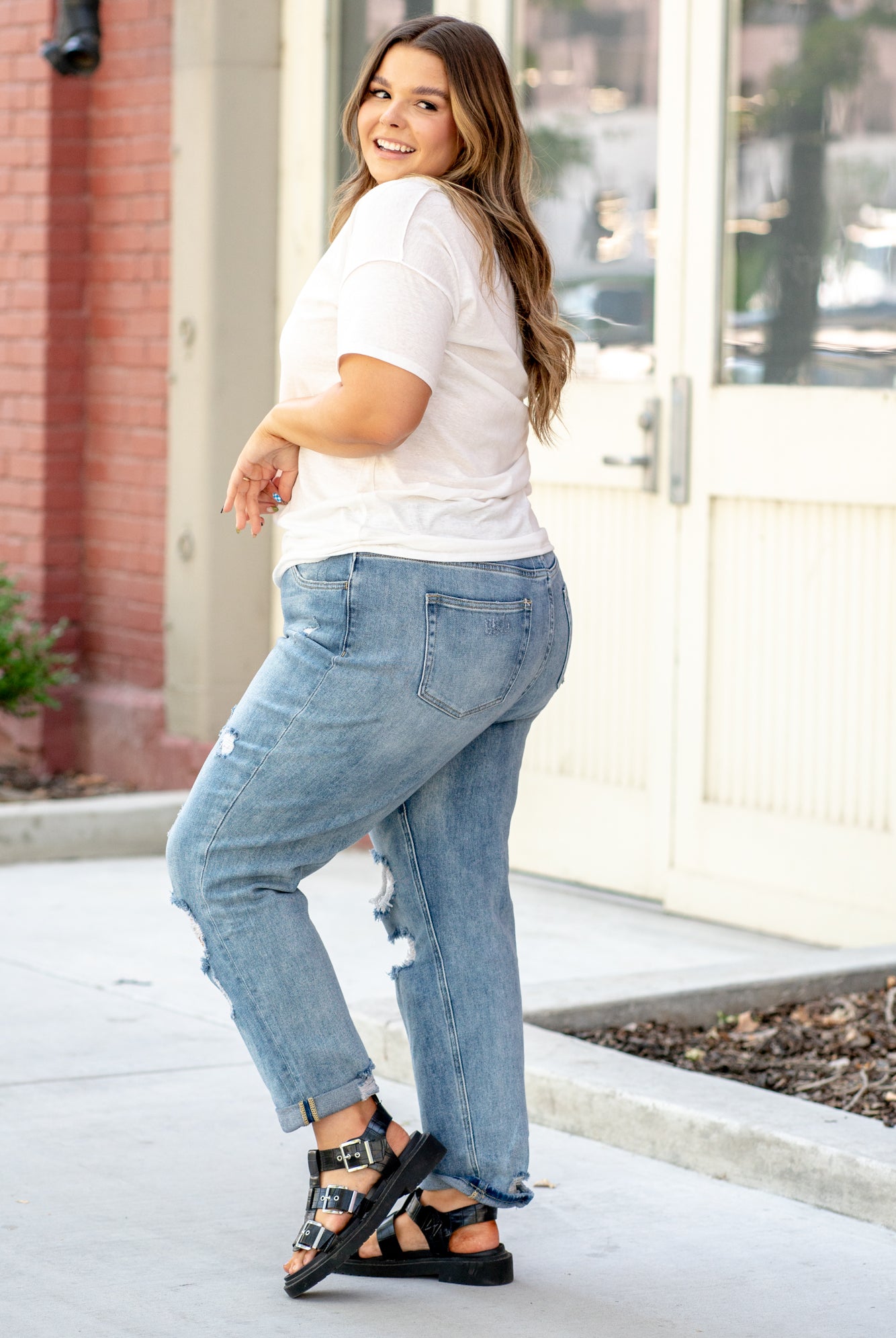 VERVET by Flying Monkey Jeans These comfort stretch denim have a slouchy fit, distressed detail and relaxed legs. With an ankle length, these boyfriend jeans will be your go to denim this fall. Rise: High Rise, 12.5" Front Rise Mom Fit 26" Inseam 92% COTTON, 6% POLYESTER, 2% SPANDEX Machine Wash Separately In Cold Water Stitching: Classic Fly: Zipper Style #: V2116-PL Contact us for any additional measurements or sizing.