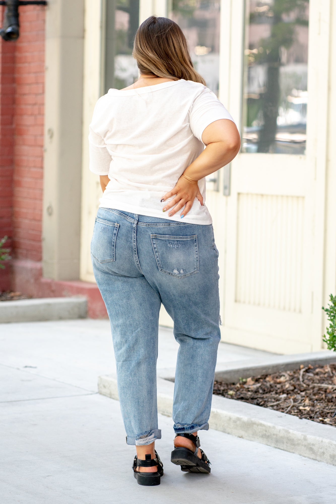 VERVET by Flying Monkey Jeans These comfort stretch denim have a slouchy fit, distressed detail and relaxed legs. With an ankle length, these boyfriend jeans will be your go to denim this fall. Rise: High Rise, 12.5" Front Rise Mom Fit 26" Inseam 92% COTTON, 6% POLYESTER, 2% SPANDEX Machine Wash Separately In Cold Water Stitching: Classic Fly: Zipper Style #: V2116-PL Contact us for any additional measurements or sizing.