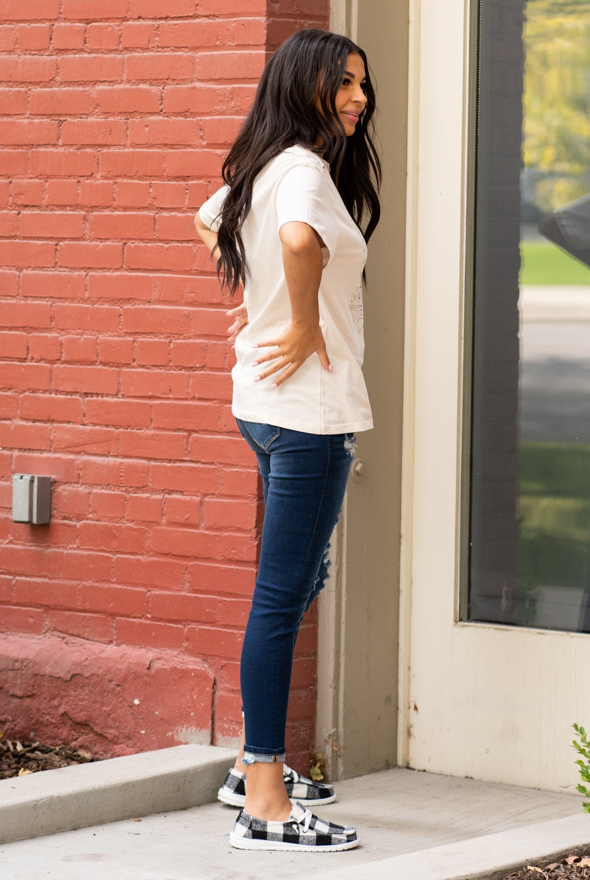 Zutter Color: Kahki Neckline: Round Sleeve: Short Sleeve Relaxed Fit, Distressed Material: 100% cotton Style #: F525-8043 Contact us for any additional measurements or sizing.