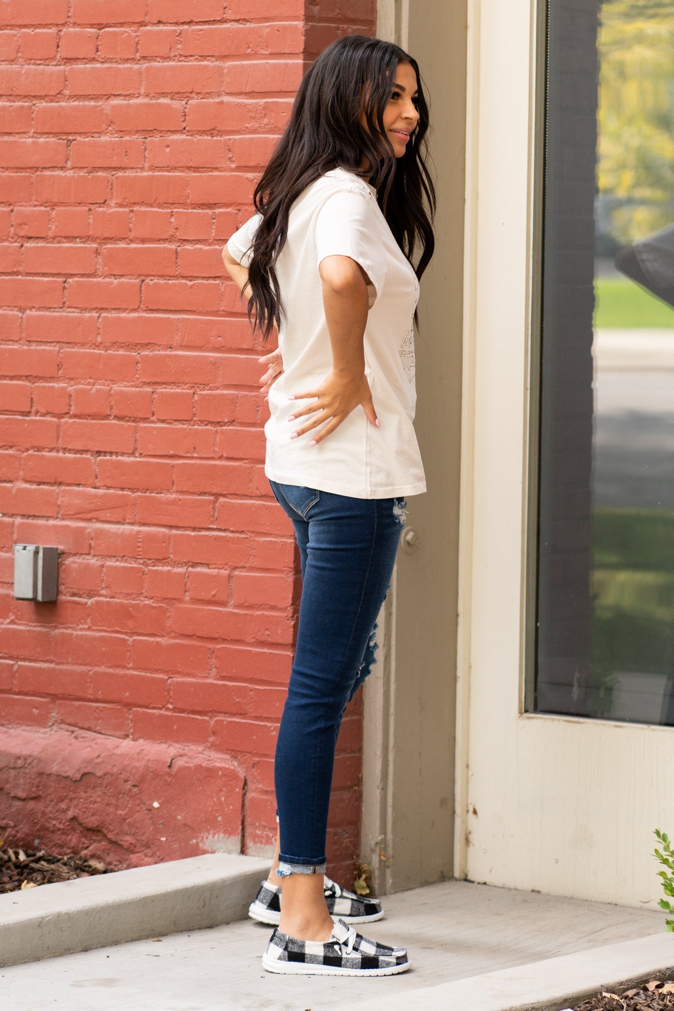 Zutter Color: Kahki Neckline: Round Sleeve: Short Sleeve Relaxed Fit, Distressed Material: 100% cotton Style #: F525-8043 Contact us for any additional measurements or sizing.