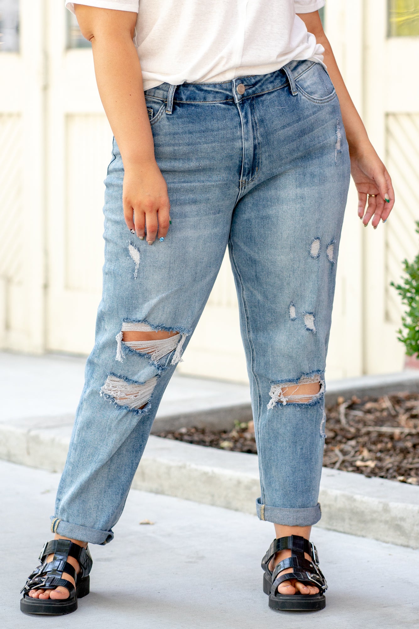 VERVET by Flying Monkey Jeans These comfort stretch denim have a slouchy fit, distressed detail and relaxed legs. With an ankle length, these boyfriend jeans will be your go to denim this fall. Rise: High Rise, 12.5" Front Rise Mom Fit 26" Inseam 92% COTTON, 6% POLYESTER, 2% SPANDEX Machine Wash Separately In Cold Water Stitching: Classic Fly: Zipper Style #: V2116-PL Contact us for any additional measurements or sizing.