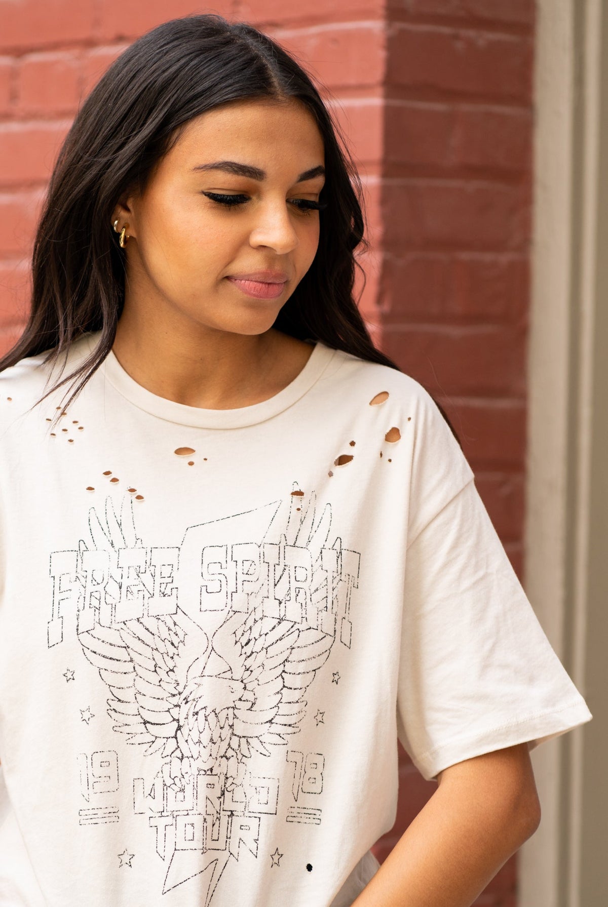 Zutter Color: Kahki Neckline: Round Sleeve: Short Sleeve Relaxed Fit, Distressed Material: 100% cotton Style #: F525-8043 Contact us for any additional measurements or sizing.