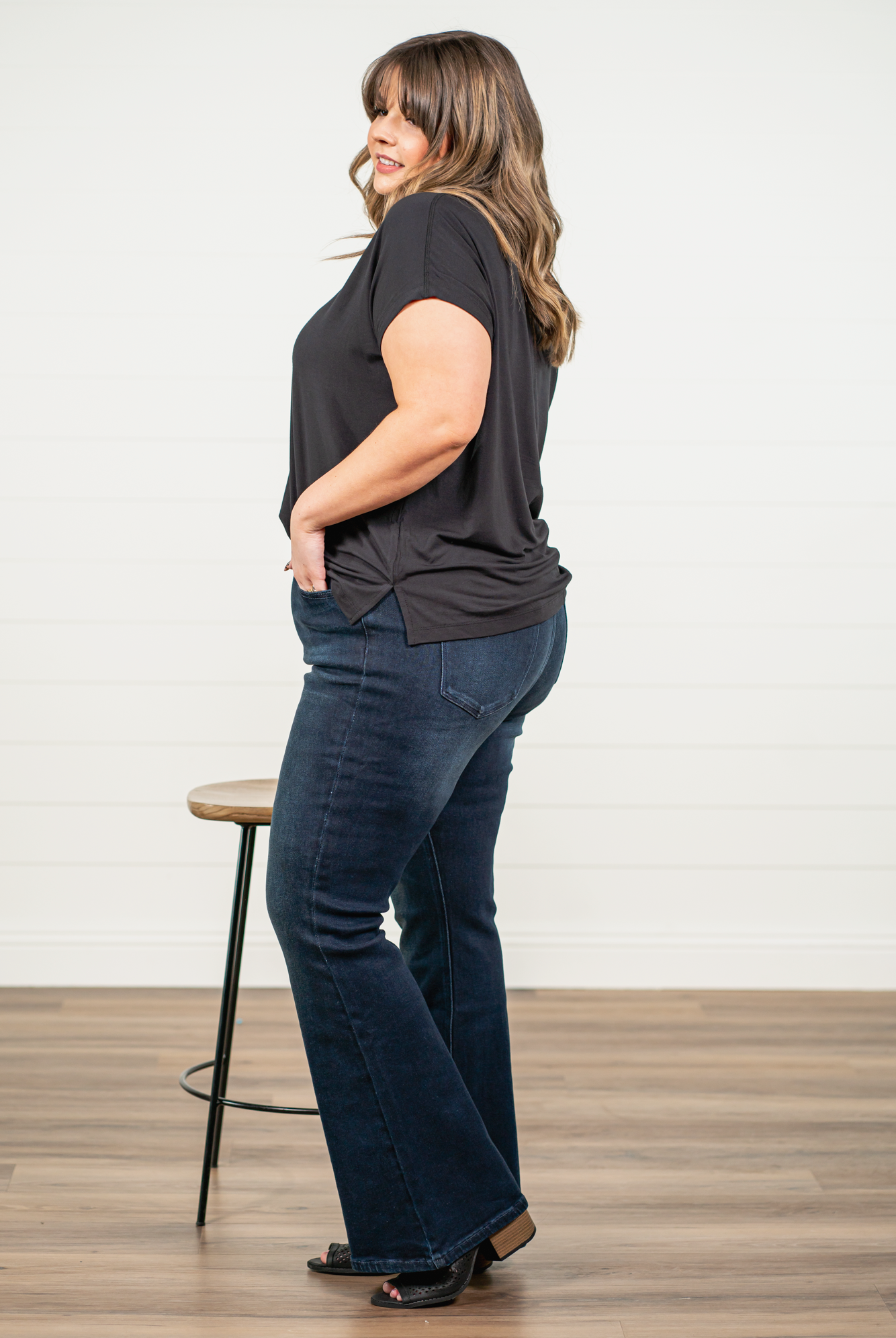 KanCan Jeans KanCan Plus Size Guide: XL-16 2XL-18 3XL-20 Color: Dark Wash Cut: Flare Cut, 34" Inseam* Rise: High-Rise, 10.5" Front Rise* Material: 94% Cotton 4% Polyester2% Spandex Detail: Whisker Wash Fly: Zipper Fly with Double Button Closure Style #: KC7123D-P Contact us for any additional measurements or sizing. *Measured on the smallest size, measurements may vary by size.
