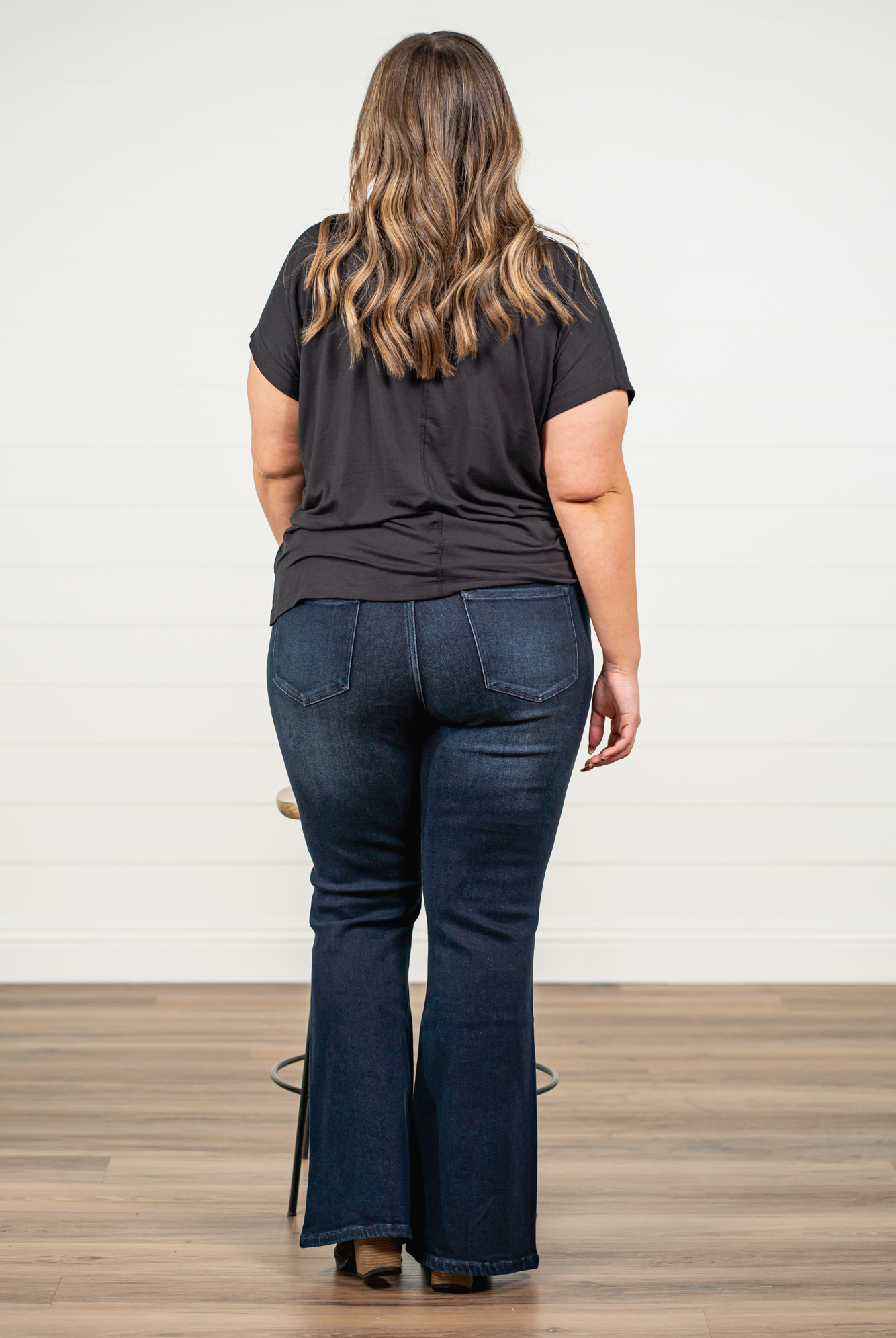 KanCan Jeans KanCan Plus Size Guide: XL-16 2XL-18 3XL-20 Color: Dark Wash Cut: Flare Cut, 34" Inseam* Rise: High-Rise, 10.5" Front Rise* Material: 94% Cotton 4% Polyester2% Spandex Detail: Whisker Wash Fly: Zipper Fly with Double Button Closure Style #: KC7123D-P Contact us for any additional measurements or sizing. *Measured on the smallest size, measurements may vary by size.