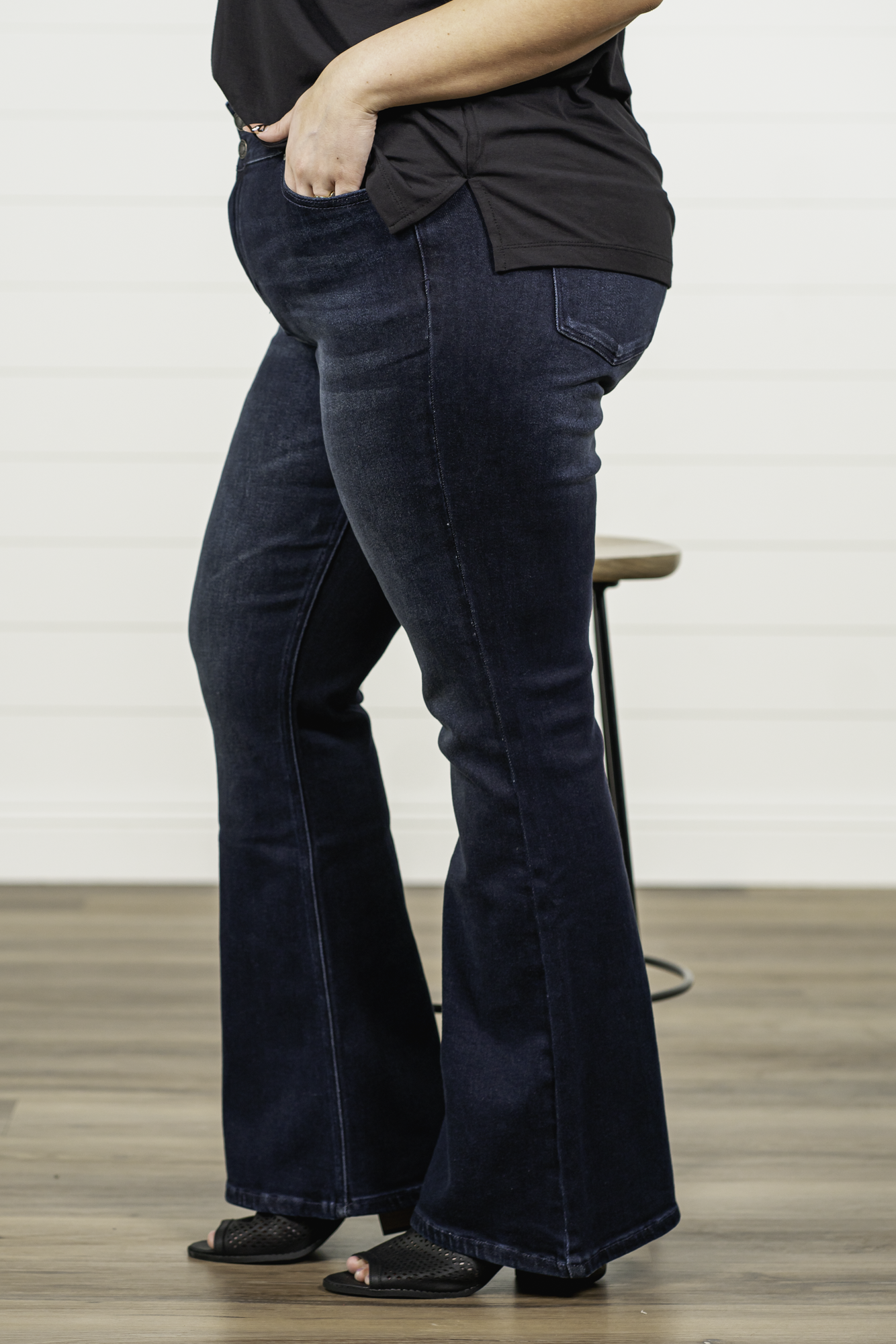 KanCan Jeans KanCan Plus Size Guide: XL-16 2XL-18 3XL-20 Color: Dark Wash Cut: Flare Cut, 34" Inseam* Rise: High-Rise, 10.5" Front Rise* Material: 94% Cotton 4% Polyester2% Spandex Detail: Whisker Wash Fly: Zipper Fly with Double Button Closure Style #: KC7123D-P Contact us for any additional measurements or sizing. *Measured on the smallest size, measurements may vary by size.