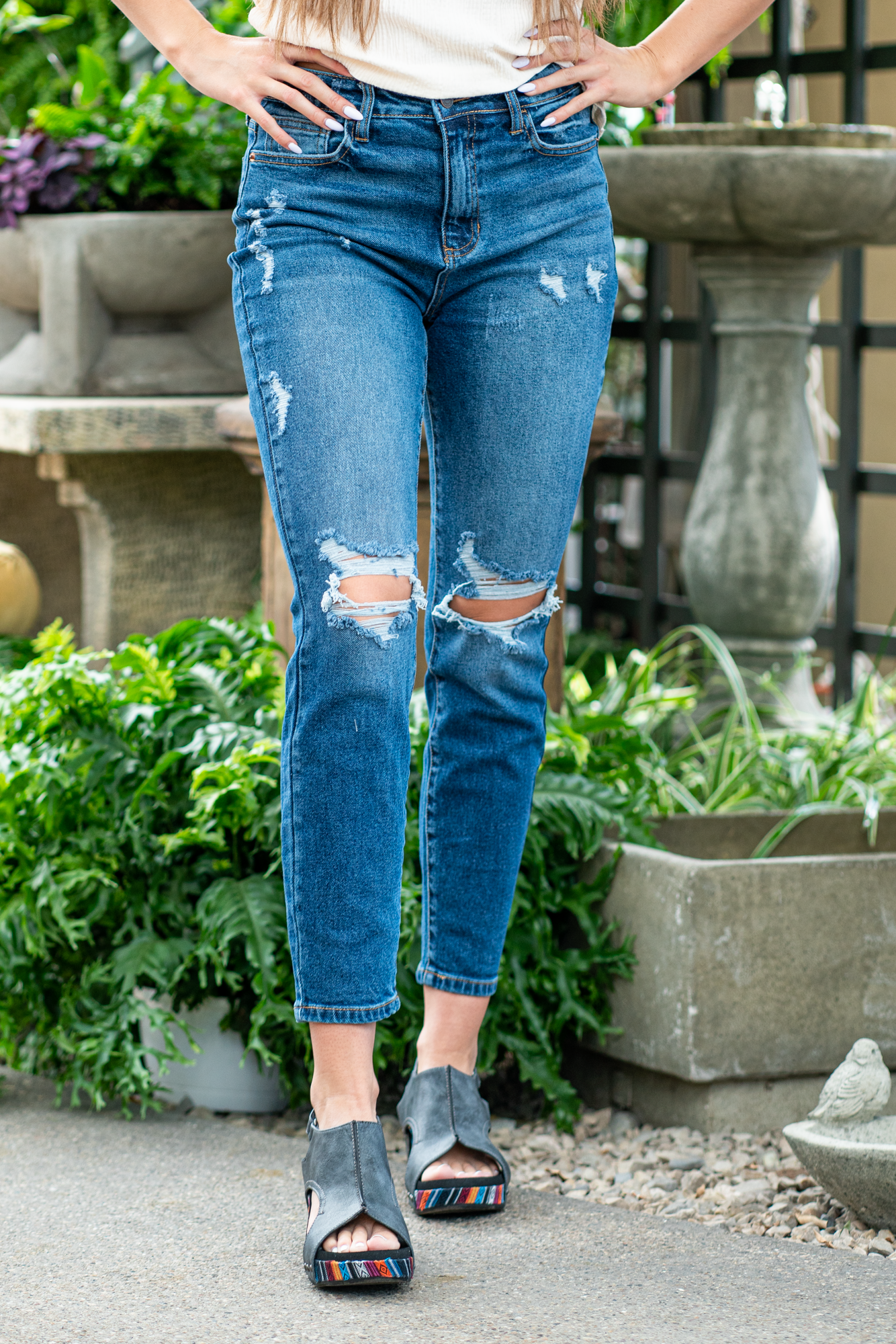 Cello Jeans Color: Dark Blue Wash Cut: Mom Skinny Fit, 27" Inseam Rolled Rise: Mid-Rise, 11" Front Rise 99% COTTON 1% SPANDEX Fly: Zipper Style #: WV77263MDKD Contact us for any additional measurements or sizing.