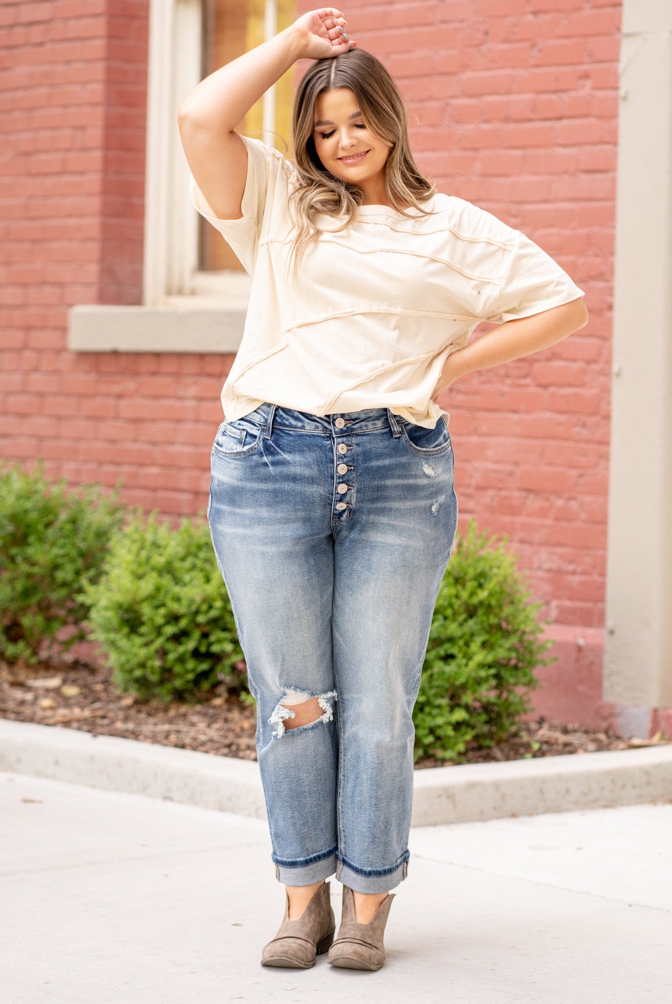 VERVET by Flying Monkey Jeans These comfort stretch denim have a slouchy fit, distressed detail and relaxed legs. With an ankle length, these boyfriend jeans will be your go to denim this fall. Rise: High Rise, 12" Front Rise Mom Fit 26" Inseam 90.5% COTTON, 7.5% POLYESTER, 2% SPANDEX Machine Wash Separately In Cold Water Stitching: Classic Fly: Exposed Button Fly Style #: V2279-PL Contact us for any additional measurements or sizing.
