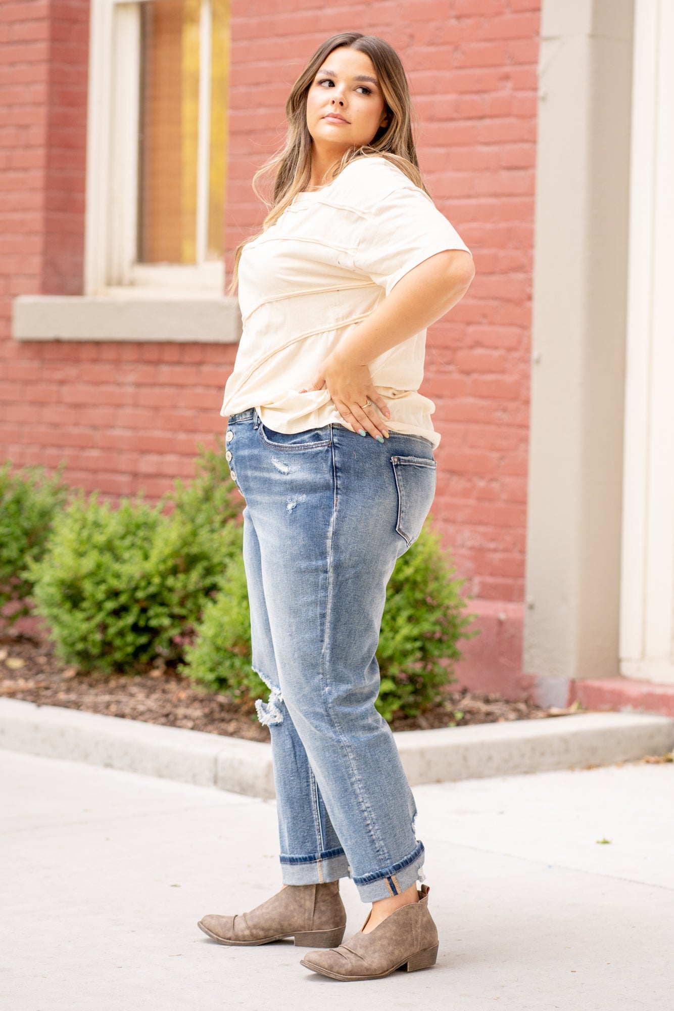 VERVET by Flying Monkey Jeans These comfort stretch denim have a slouchy fit, distressed detail and relaxed legs. With an ankle length, these boyfriend jeans will be your go to denim this fall. Rise: High Rise, 12" Front Rise Mom Fit 26" Inseam 90.5% COTTON, 7.5% POLYESTER, 2% SPANDEX Machine Wash Separately In Cold Water Stitching: Classic Fly: Exposed Button Fly Style #: V2279-PL Contact us for any additional measurements or sizing.