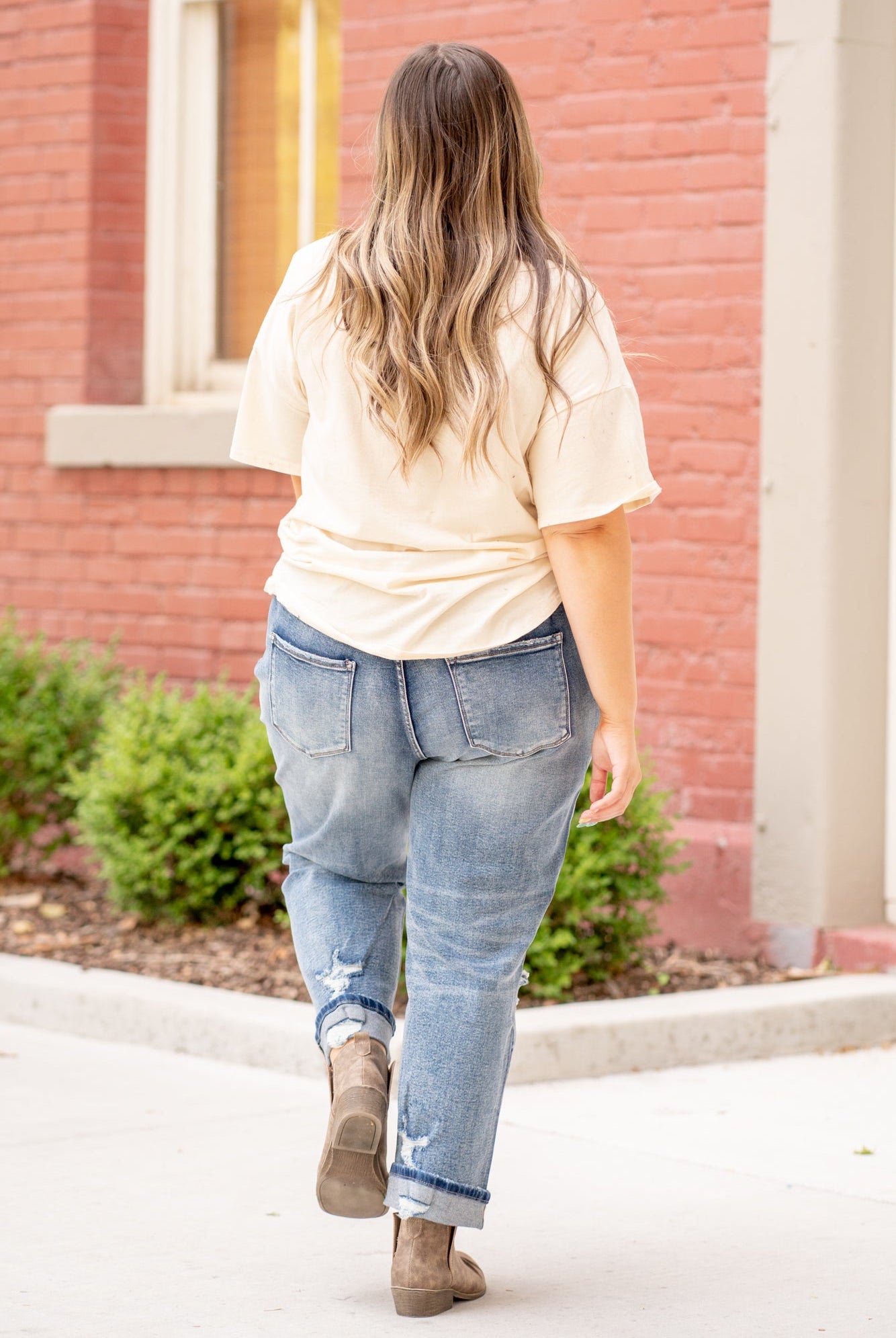 VERVET by Flying Monkey Jeans These comfort stretch denim have a slouchy fit, distressed detail and relaxed legs. With an ankle length, these boyfriend jeans will be your go to denim this fall. Rise: High Rise, 12" Front Rise Mom Fit 26" Inseam 90.5% COTTON, 7.5% POLYESTER, 2% SPANDEX Machine Wash Separately In Cold Water Stitching: Classic Fly: Exposed Button Fly Style #: V2279-PL Contact us for any additional measurements or sizing.