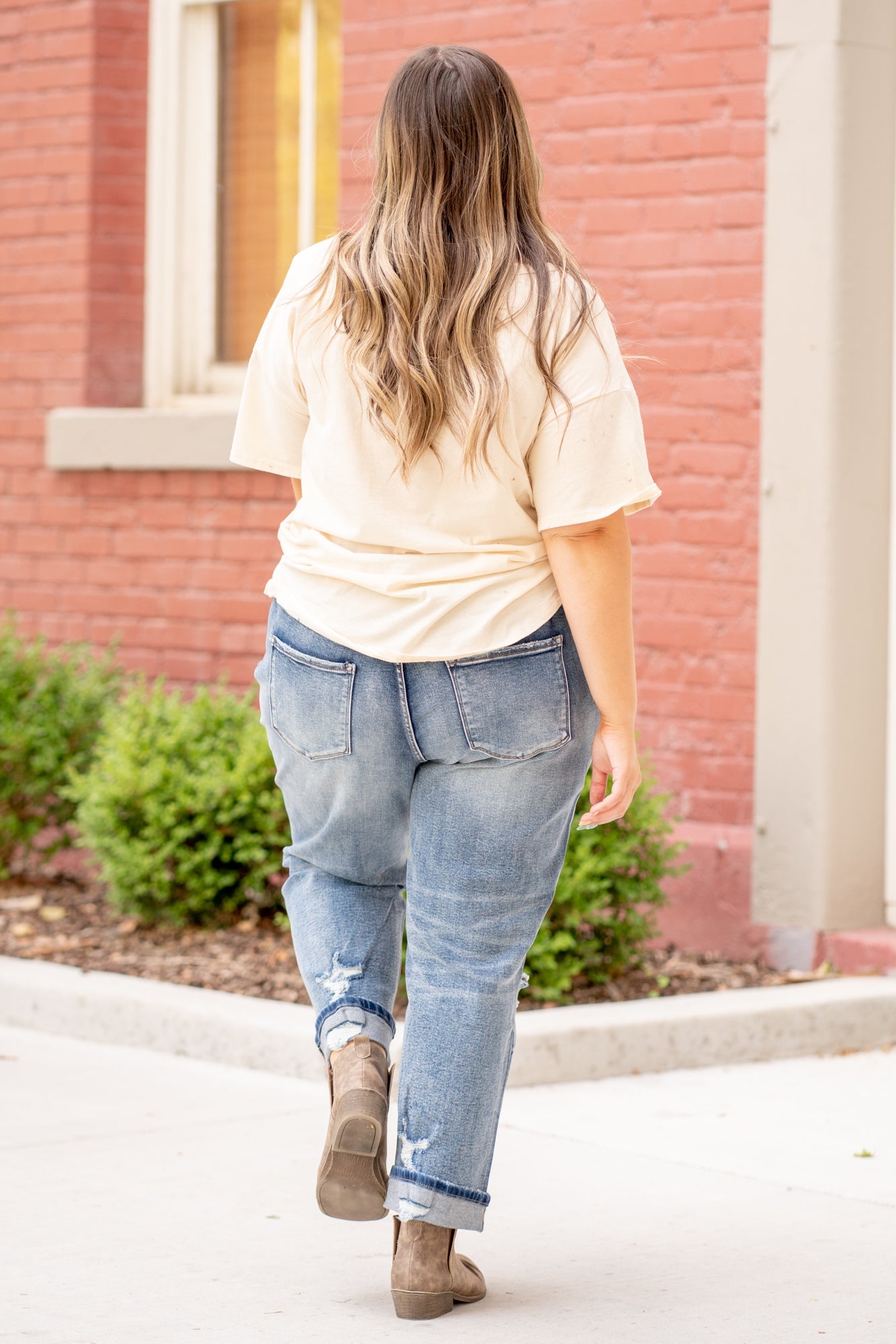 VERVET by Flying Monkey Jeans These comfort stretch denim have a slouchy fit, distressed detail and relaxed legs. With an ankle length, these boyfriend jeans will be your go to denim this fall. Rise: High Rise, 12" Front Rise Mom Fit 26" Inseam 90.5% COTTON, 7.5% POLYESTER, 2% SPANDEX Machine Wash Separately In Cold Water Stitching: Classic Fly: Exposed Button Fly Style #: V2279-PL Contact us for any additional measurements or sizing.