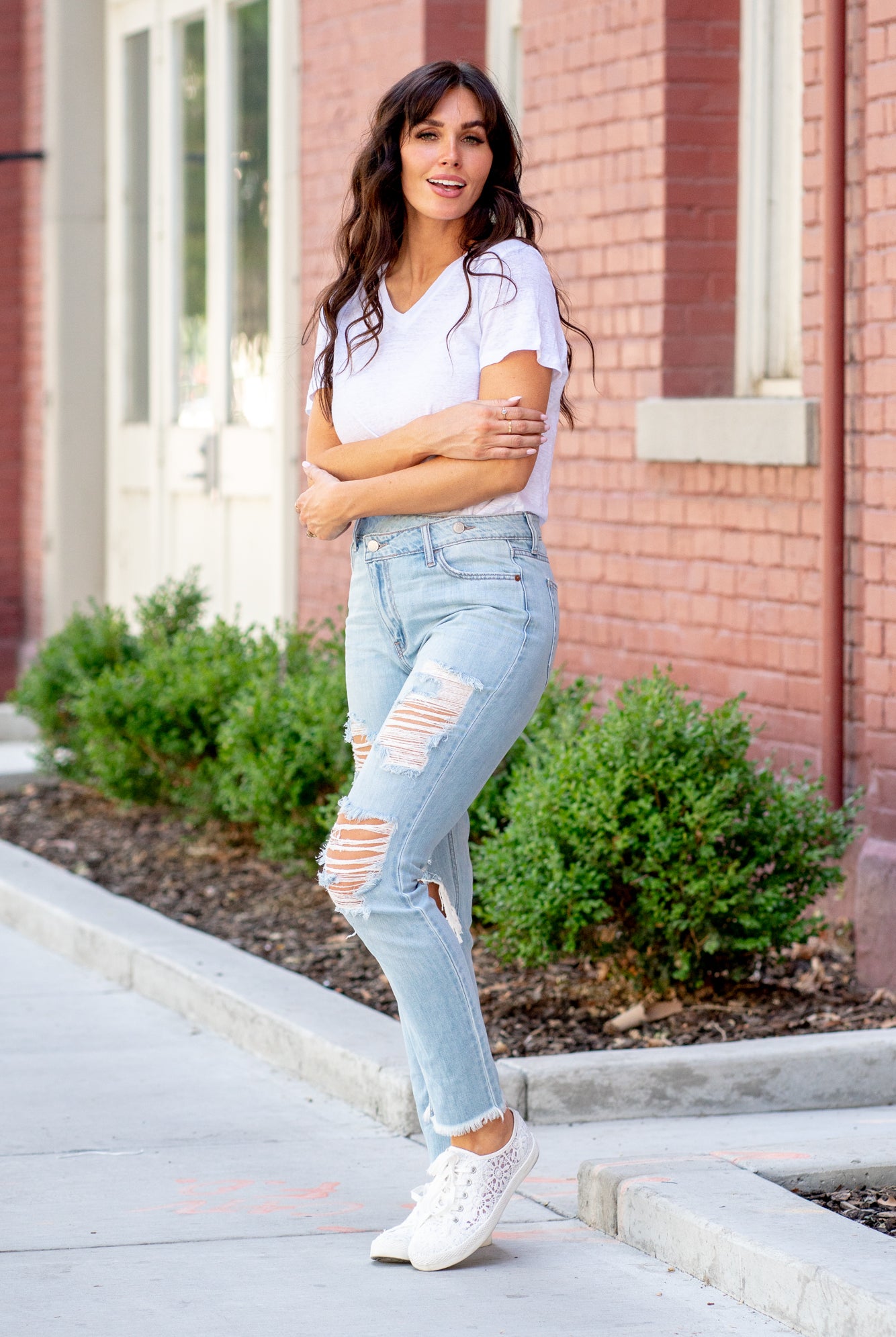 Cello Jeans Beautifully balanced, these mom jeans offer a soft 100% cotton material with a cross-over button closure. Their destructed detailing and light blue wash make them a must-have. Color: Light Blue Wash Cut: Slim Straight Fit, 28" Inseam Rise: High-Rise, 10.5" Front Rise 100% Cotton Fly: Zipper Style #: WV17818M-LTD Contact us for any additional measurements or sizing.