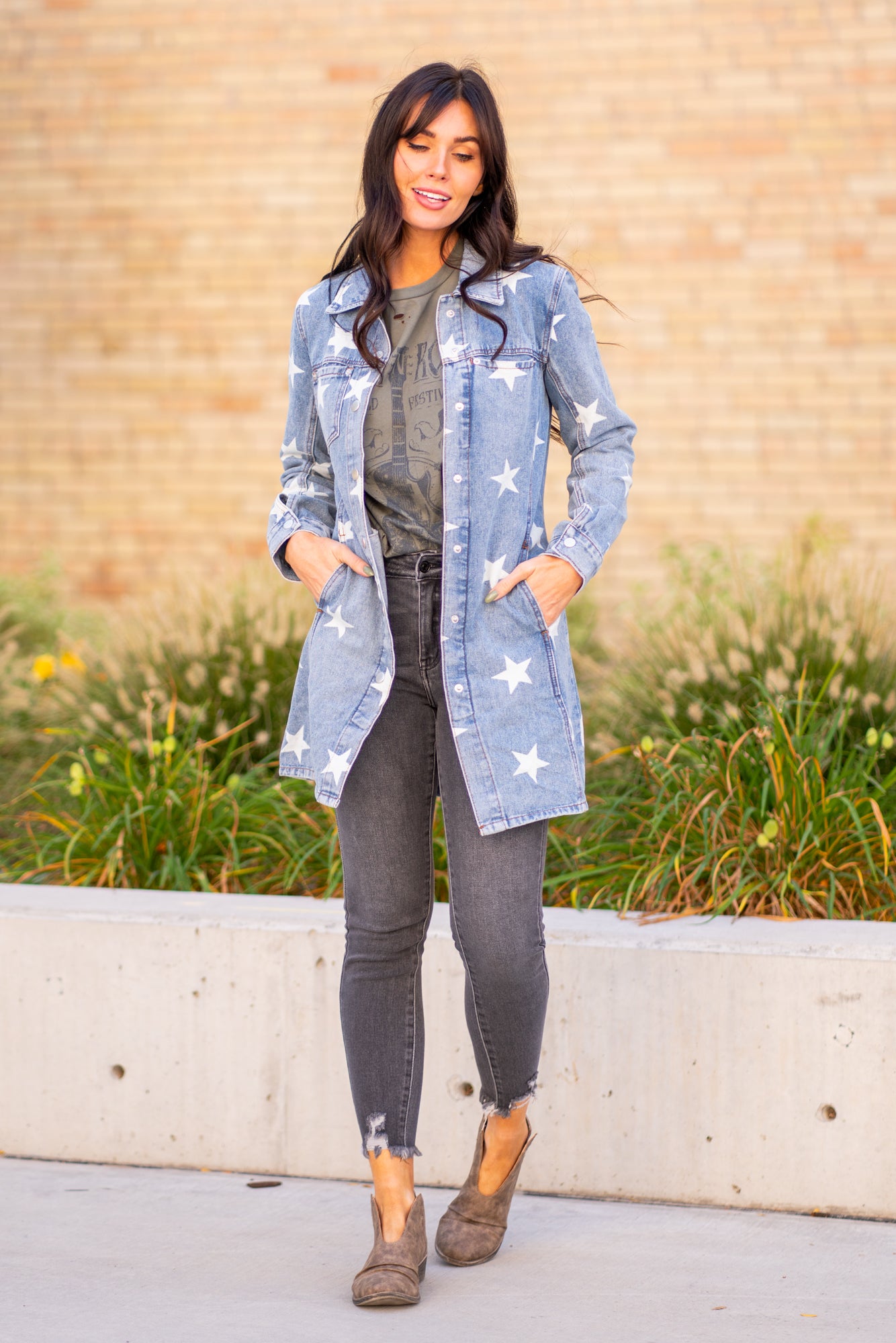 Blue Buttercup This will be your favorite denim jacket this fall. Pair with your favorite jeans and booties. Color: Denim Blue Neckline: Button-Down Fit: Long Length with Sinched Back Sleeve: Long Style #: BT2119-05 Contact us for any additional measurements or sizing.