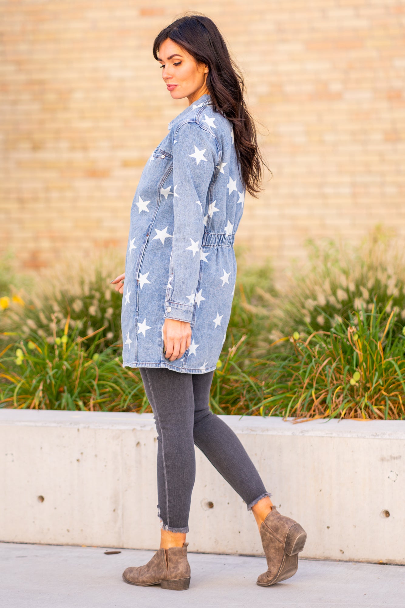 Blue Buttercup This will be your favorite denim jacket this fall. Pair with your favorite jeans and booties. Color: Denim Blue Neckline: Button-Down Fit: Long Length with Sinched Back Sleeve: Long Style #: BT2119-05 Contact us for any additional measurements or sizing.