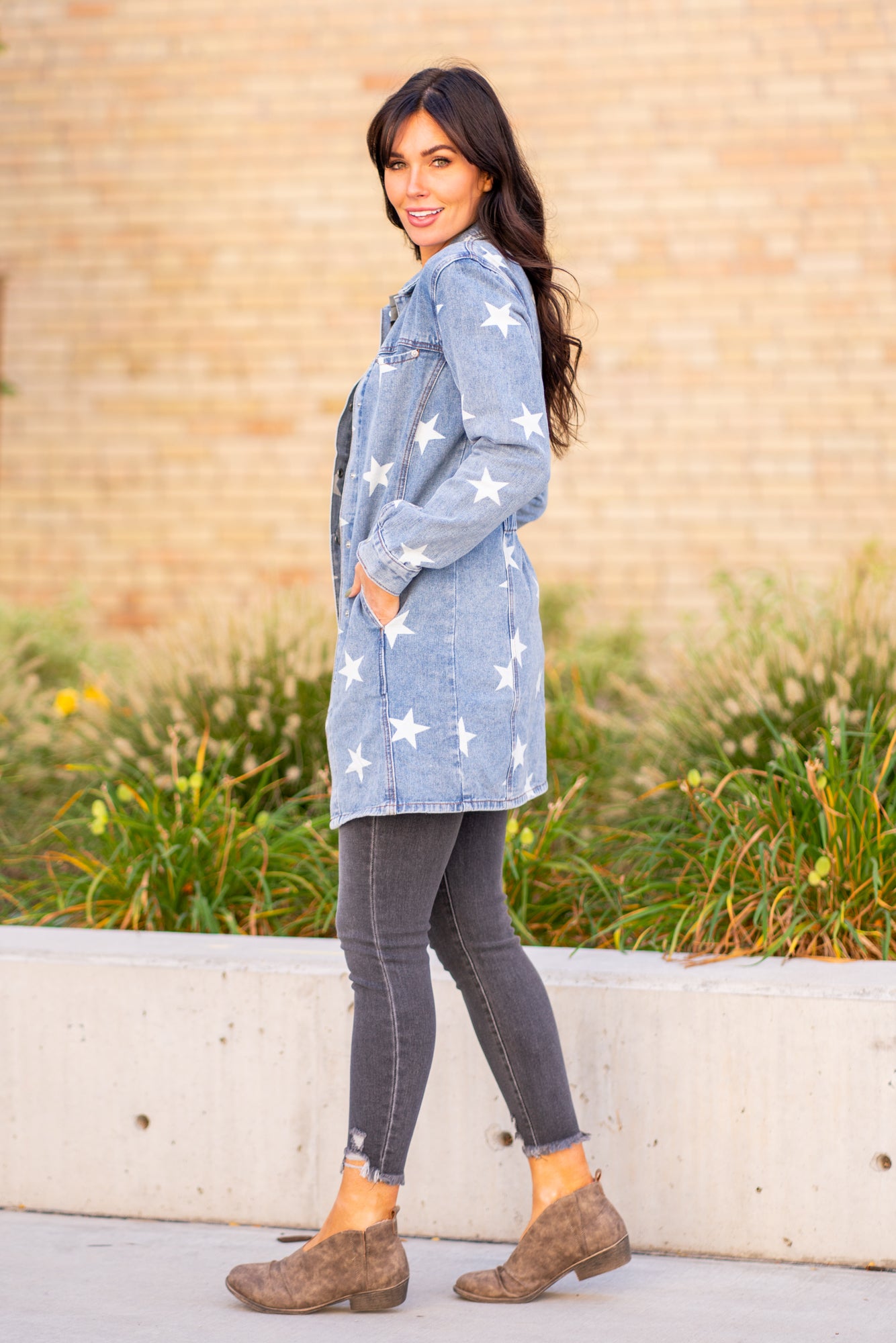 Blue Buttercup This will be your favorite denim jacket this fall. Pair with your favorite jeans and booties. Color: Denim Blue Neckline: Button-Down Fit: Long Length with Sinched Back Sleeve: Long Style #: BT2119-05 Contact us for any additional measurements or sizing.