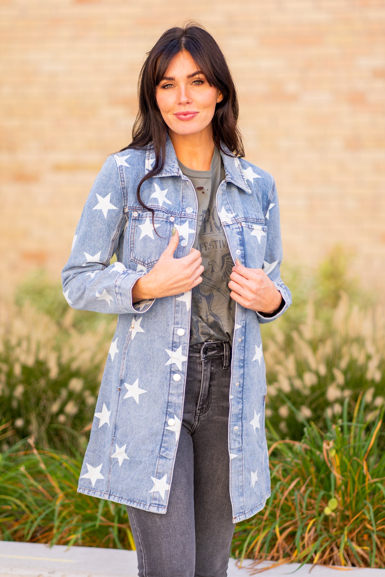 Blue Buttercup This will be your favorite denim jacket this fall. Pair with your favorite jeans and booties. Color: Denim Blue Neckline: Button-Down Fit: Long Length with Sinched Back Sleeve: Long Style #: BT2119-05 Contact us for any additional measurements or sizing.