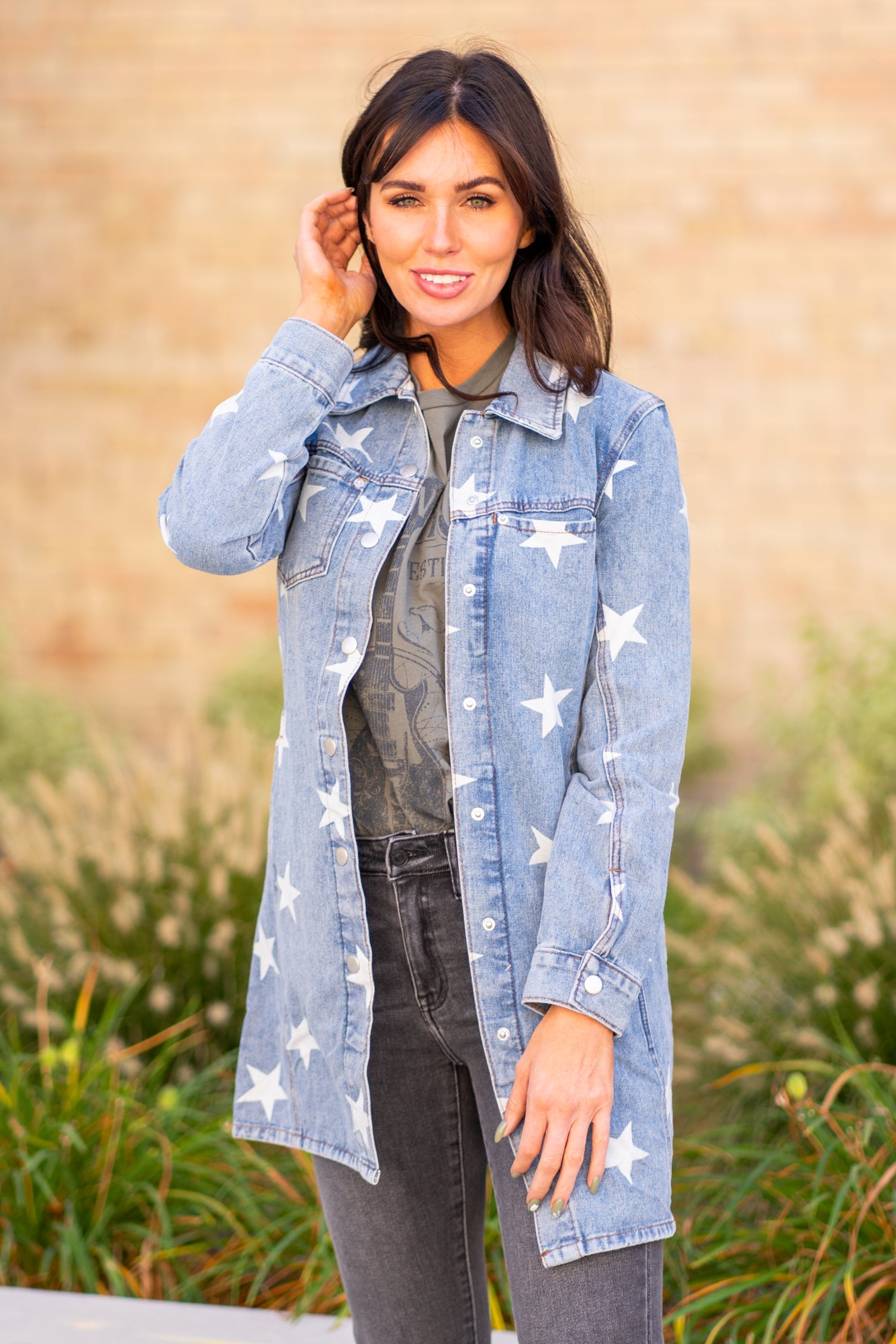 Blue Buttercup This will be your favorite denim jacket this fall. Pair with your favorite jeans and booties. Color: Denim Blue Neckline: Button-Down Fit: Long Length with Sinched Back Sleeve: Long Style #: BT2119-05 Contact us for any additional measurements or sizing.
