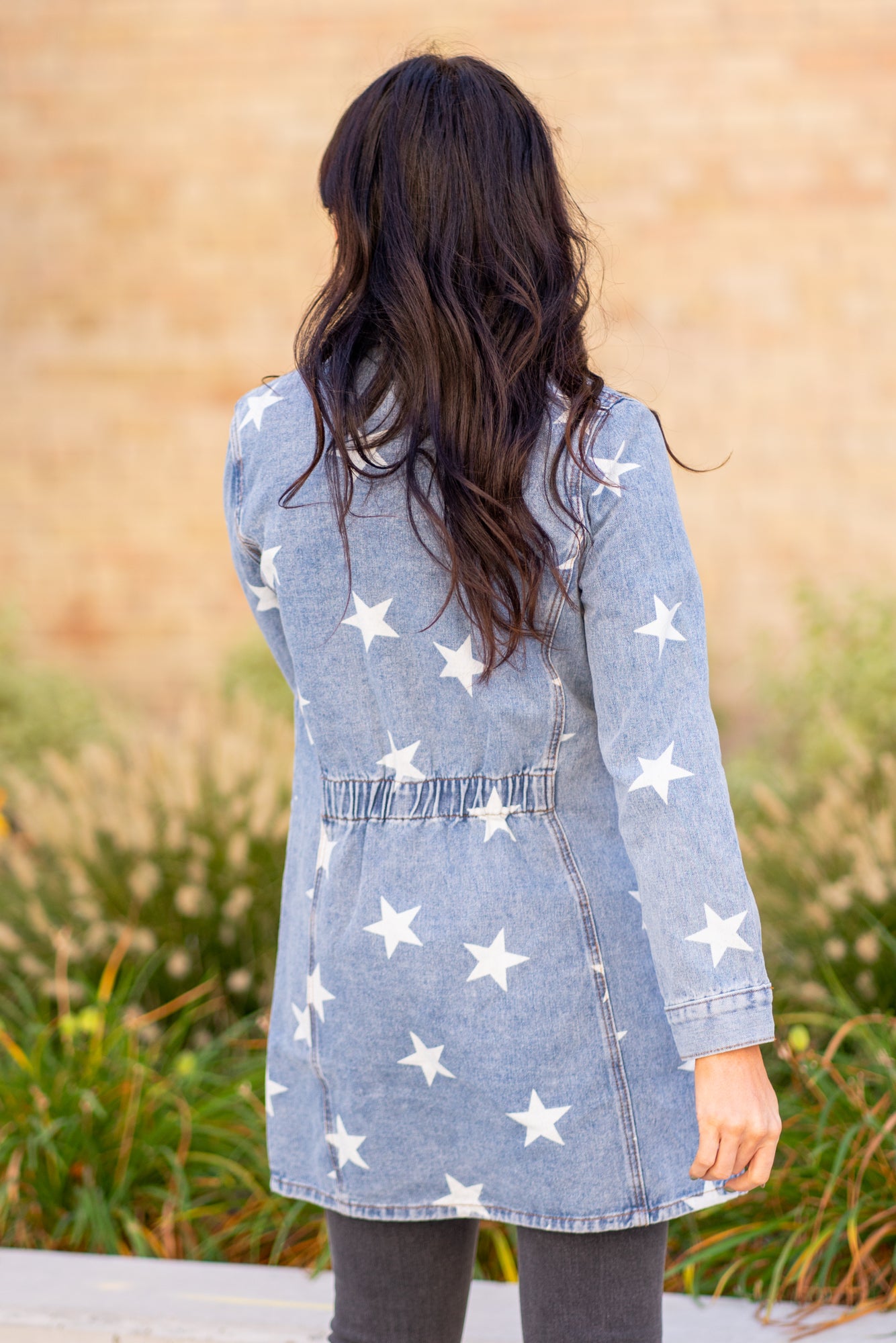 Blue Buttercup This will be your favorite denim jacket this fall. Pair with your favorite jeans and booties. Color: Denim Blue Neckline: Button-Down Fit: Long Length with Sinched Back Sleeve: Long Style #: BT2119-05 Contact us for any additional measurements or sizing.