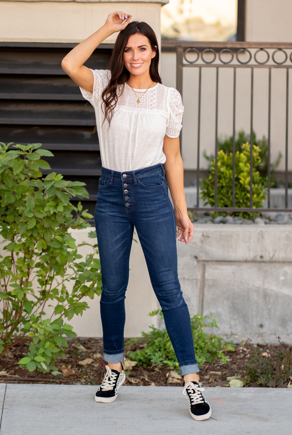 VERVET by Flying Monkey Jeans Collection: Fall 2020 Name: Plot Twist Skinny, 29" Inseam Rise: High Rise, 10" Front Rise 90.5% COTTON, 7.5% POLYESTER, 2% SPANDEX Machine Wash Separately In Cold Water Stitching: Classic Fly: Zipper Style #: VT1186 Contact us for any additional measurements or sizing.  Chloe is 5’8" and 130 pounds. She wears a size 3 in jeans, a small top and 8.5 in shoes. She wearing a size 26/3 in these jeans.