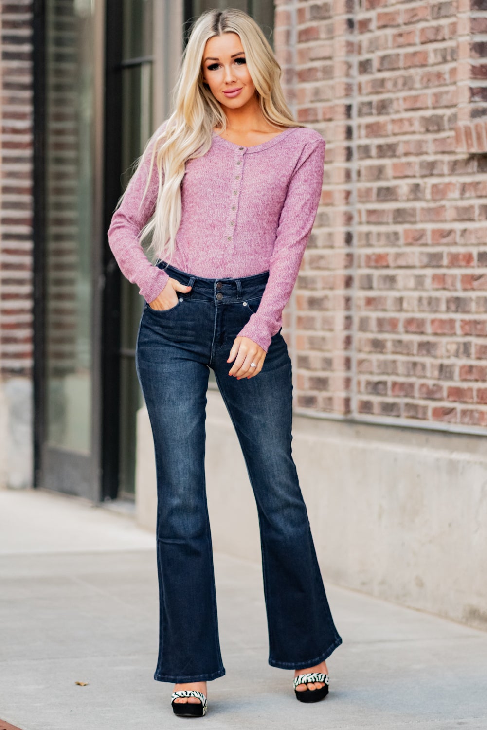 KanCan Jeans Collection: Fall 2020 Color: Dark Wash Cut: Flare Cut, 34" Inseam Rise: High-Rise, 10.5" Front Rise Material: 94% Cotton 4% Polyester2% Spandex Detail: Whisker Wash Fly: Zipper Fly with Double Button Closure Style #: KC7123D Contact us for any additional measurements or sizing. Haley is 5’6" and wears size 3 in jeans, a small top and 7.5 in shoes. She is wearing a 25 in these jeans.