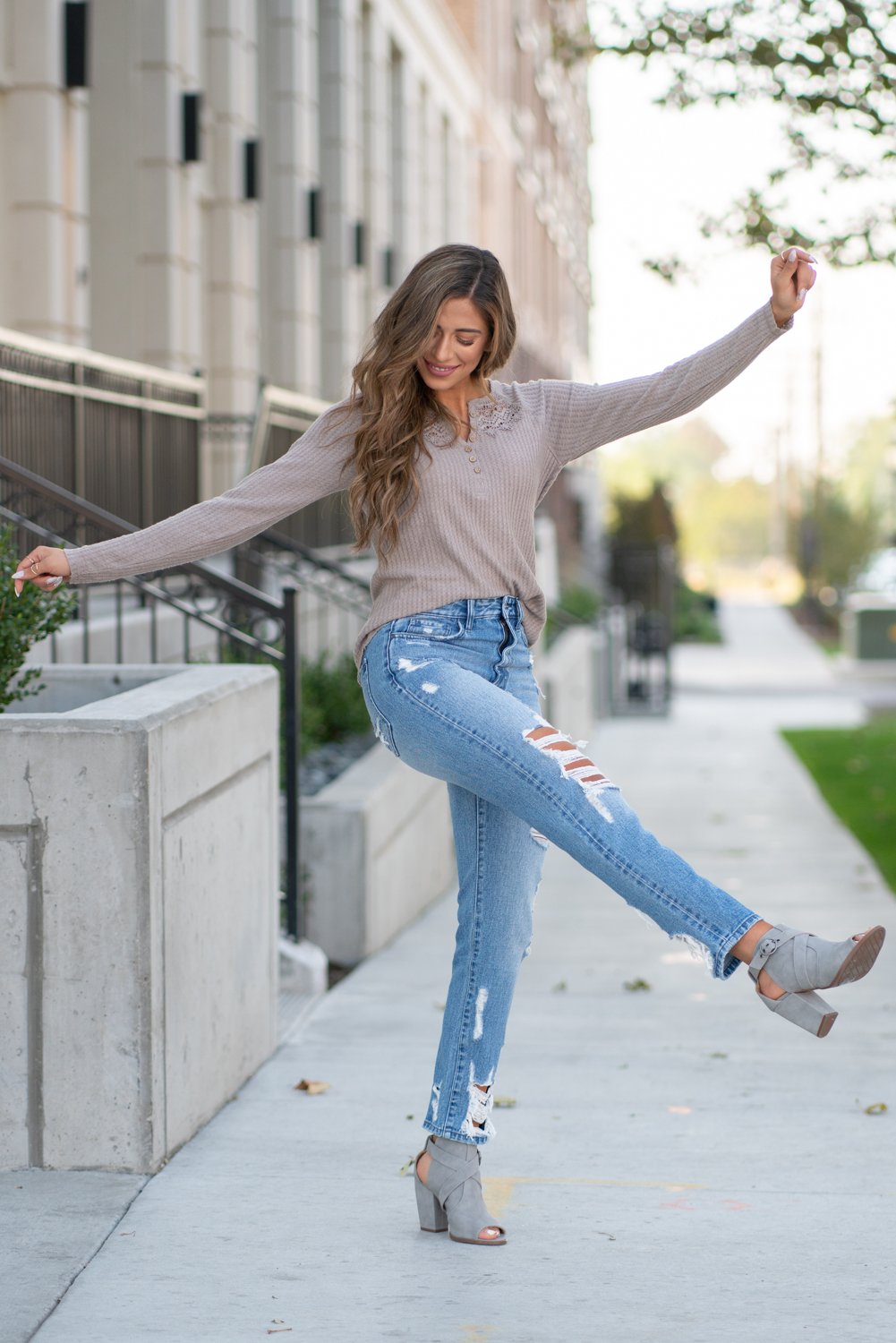 Flying Monkey Jeans Collection: Fall 2020 Name: Goodbye Cut: Mom Fit, 28" Straight Rise: High Rise, 11" Front Rise 100% Cotton Machine Wash Separately In Cold Water Stitching: Classic Fly: Zipper Style #: Y3971 Contact us for any additional measurements or sizing. Taylor is 5'7" and wears a size 3 in jeans, small top and an 8.5 in shoes. She is wearing a size 25/3 in these jeans.