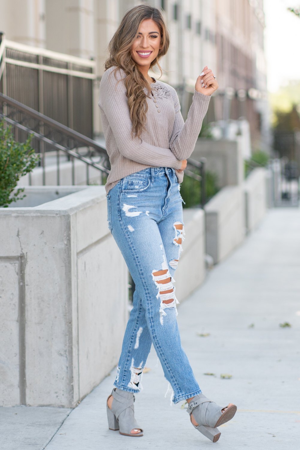 Flying Monkey Jeans Collection: Fall 2020 Name: Goodbye Cut: Mom Fit, 28" Straight Rise: High Rise, 11" Front Rise 100% Cotton Machine Wash Separately In Cold Water Stitching: Classic Fly: Zipper Style #: Y3971 Contact us for any additional measurements or sizing. Taylor is 5'7" and wears a size 3 in jeans, small top and an 8.5 in shoes. She is wearing a size 25/3 in these jeans.