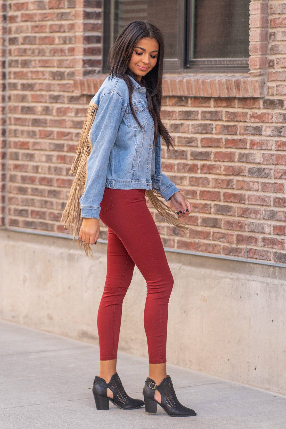 Judy Blue Collection: Winter 2020 Color: Medium Blue Cut: Denim Jacket with Stretch 65% Cotton / 30% Polyester / 3% Rayon / 2% Spandex Stitching: Classic Button Closure with Two Pockets Style #: JB7802 , 7802 Contact us for any additional measurements or sizing. Layla is 5'9" and wears a size 2 in jeans, small top and an 8 in shoes. She is wearing a size small in this jacket.