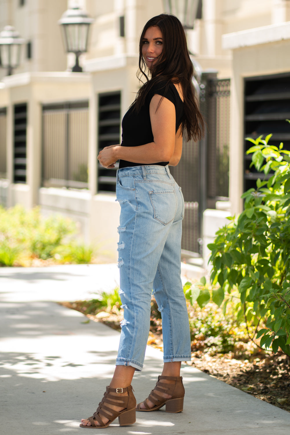 KanCan Jeans Collection: Summer 2020 Color: Light Wash Cut: Cuffed Boyfriend, 25" Inseam Rise: High-Rise, 11" Front Rise 100% Cotton Stitching: Classic Fly: Zipper Style #: KC9176L Contact us for any additional measurements or sizing.