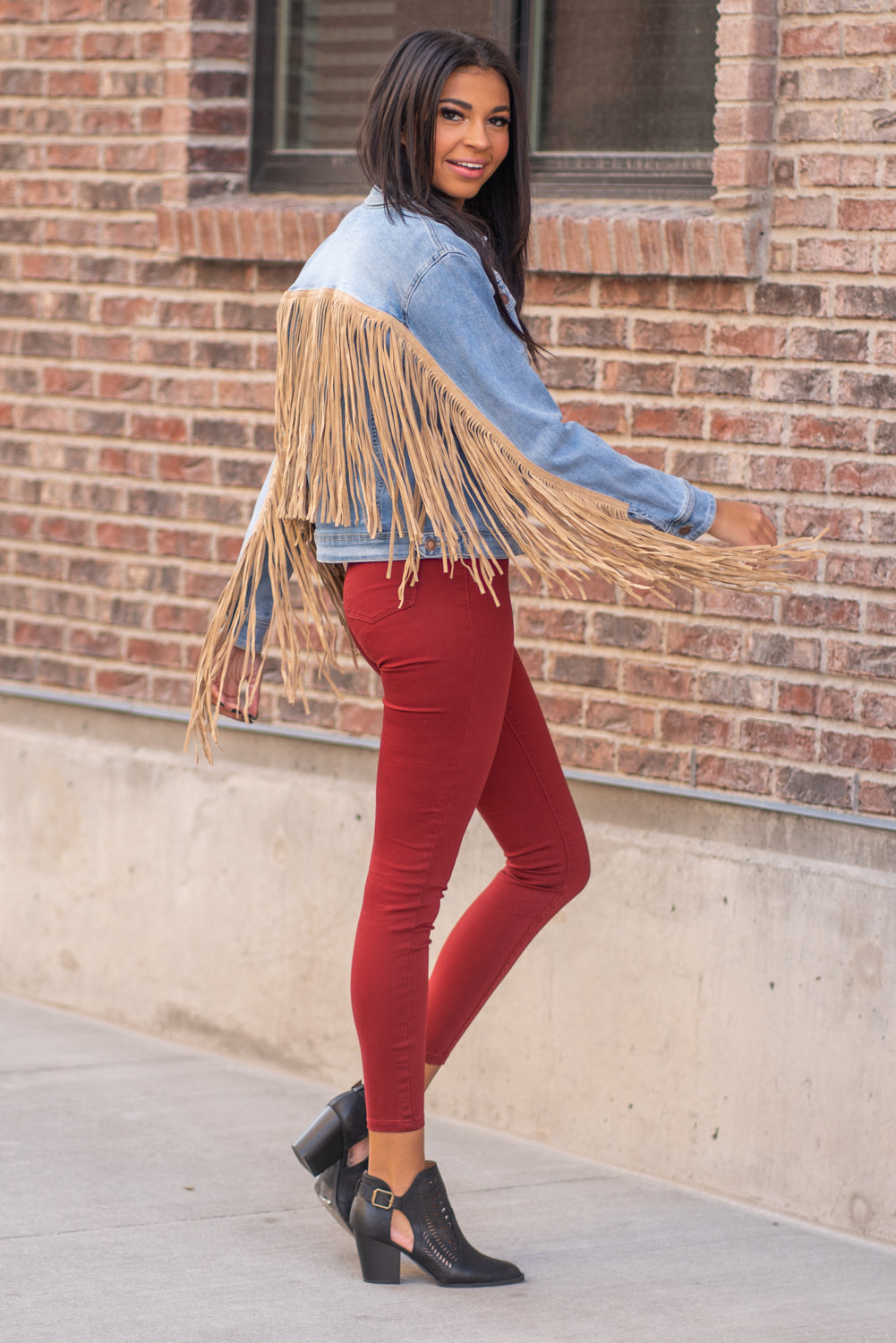 Judy Blue Collection: Winter 2020 Color: Medium Blue Cut: Denim Jacket with Stretch 65% Cotton / 30% Polyester / 3% Rayon / 2% Spandex Stitching: Classic Button Closure with Two Pockets Style #: JB7802 , 7802 Contact us for any additional measurements or sizing. Layla is 5'9" and wears a size 2 in jeans, small top and an 8 in shoes. She is wearing a size small in this jacket.