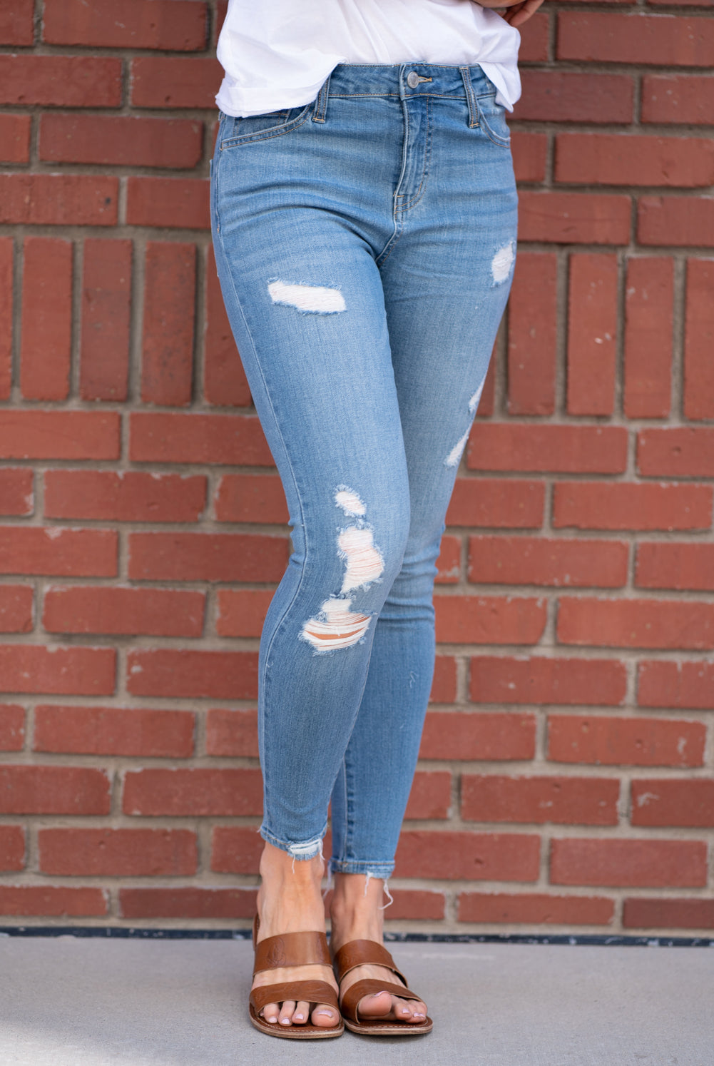 VERVET Color: Light Wash Cut: Ankle Skinny, 27"Inseam Rise: High Rise, 9.5" Front Rise 64% Cotton 34% Rayon 2% Spandex Stitching: Classic Fly: Zipper Fly Style #: VT334