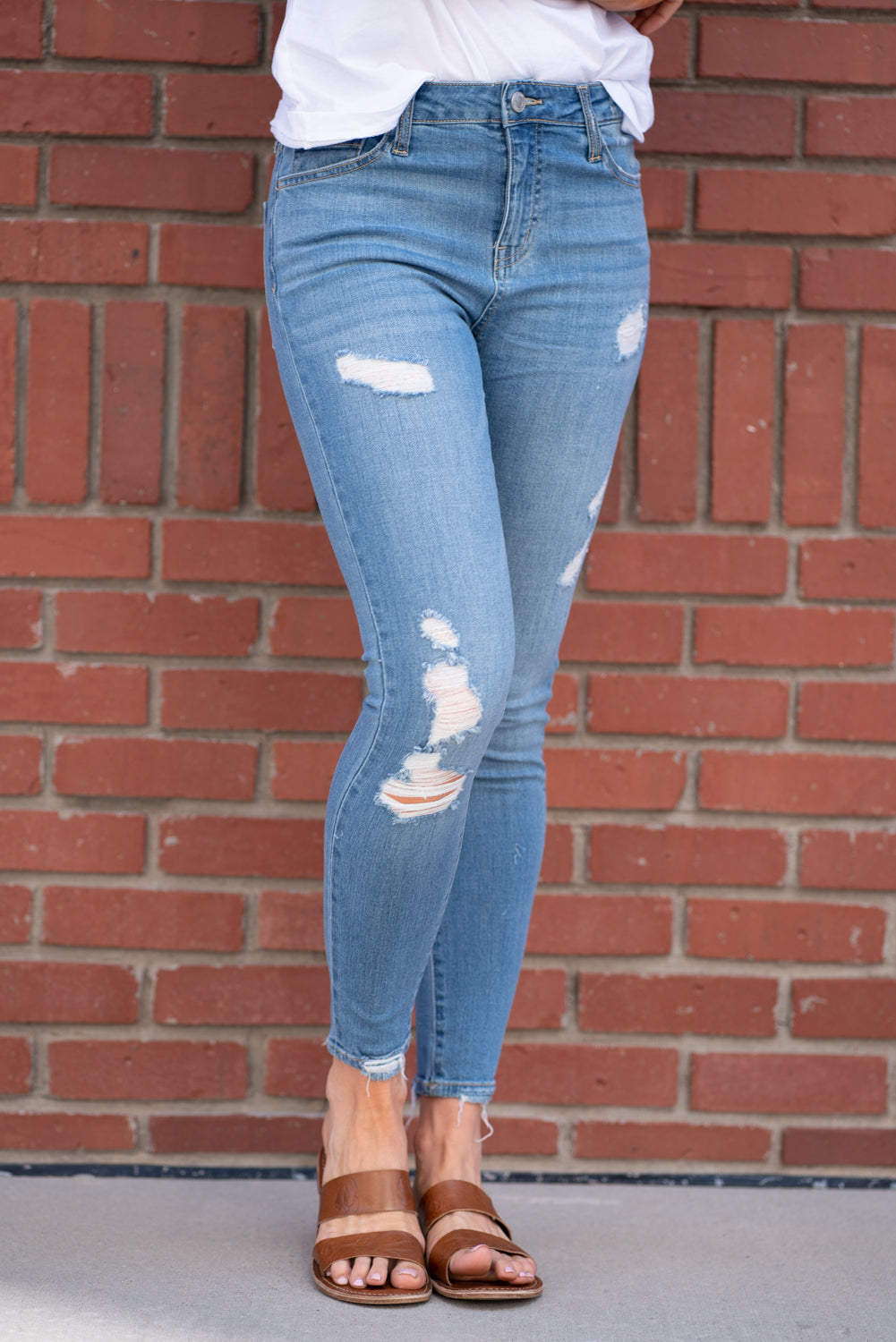 VERVET Color: Light Wash Cut: Ankle Skinny, 27"Inseam Rise: High Rise, 9.5" Front Rise 64% Cotton 34% Rayon 2% Spandex Stitching: Classic Fly: Zipper Fly Style #: VT334