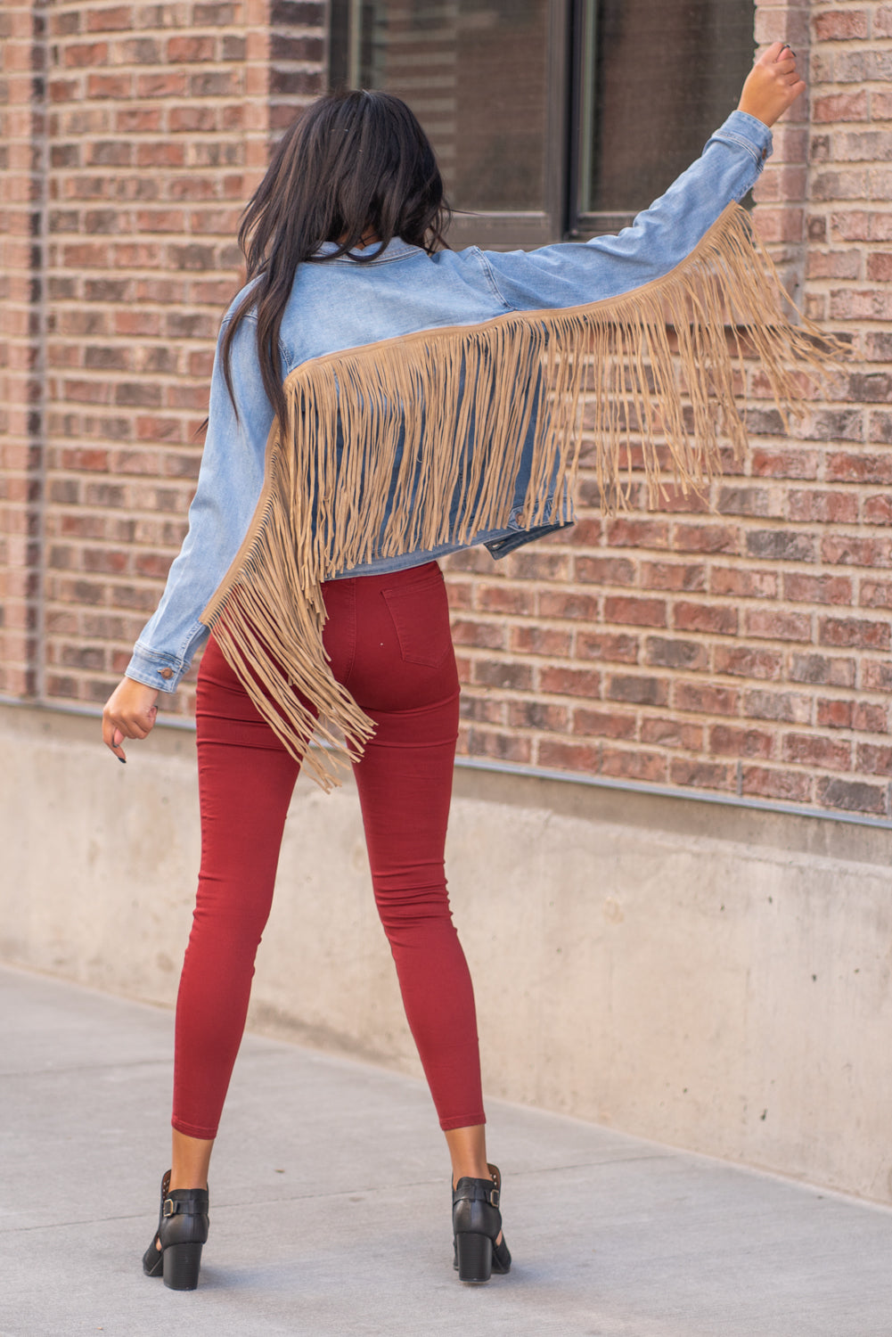 Judy Blue Collection: Winter 2020 Color: Medium Blue Cut: Denim Jacket with Stretch 65% Cotton / 30% Polyester / 3% Rayon / 2% Spandex Stitching: Classic Button Closure with Two Pockets Style #: JB7802 , 7802 Contact us for any additional measurements or sizing. Layla is 5'9" and wears a size 2 in jeans, small top and an 8 in shoes. She is wearing a size small in this jacket.