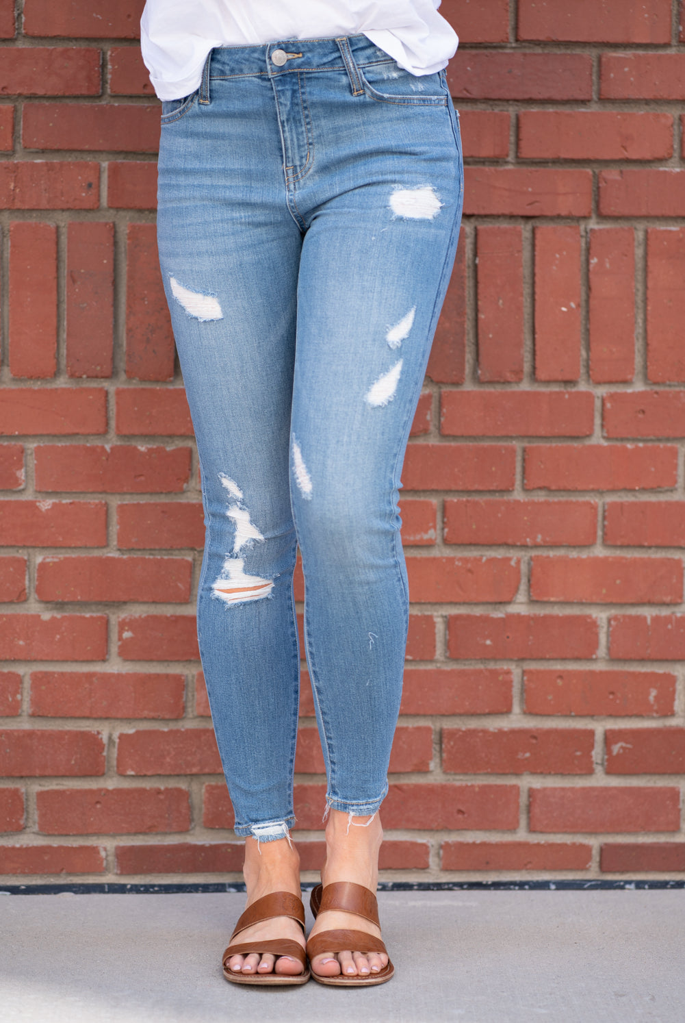 VERVET Color: Light Wash Cut: Ankle Skinny, 27"Inseam Rise: High Rise, 9.5" Front Rise 64% Cotton 34% Rayon 2% Spandex Stitching: Classic Fly: Zipper Fly Style #: VT334