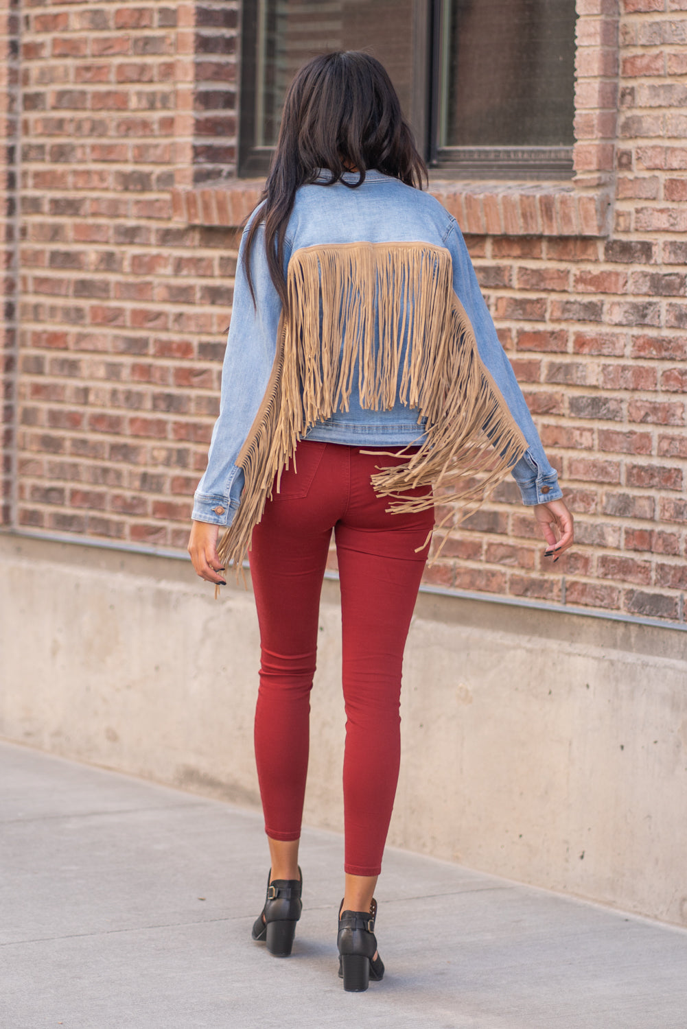 Judy Blue Collection: Winter 2020 Color: Medium Blue Cut: Denim Jacket with Stretch 65% Cotton / 30% Polyester / 3% Rayon / 2% Spandex Stitching: Classic Button Closure with Two Pockets Style #: JB7802 , 7802 Contact us for any additional measurements or sizing. Layla is 5'9" and wears a size 2 in jeans, small top and an 8 in shoes. She is wearing a size small in this jacket.