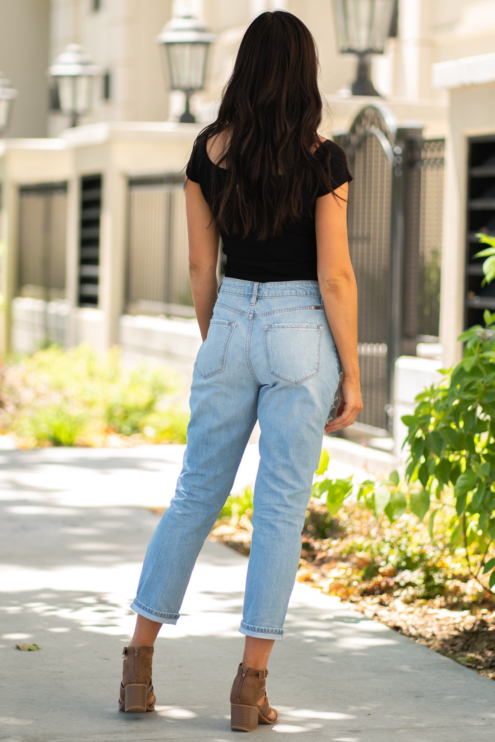 KanCan Jeans Collection: Summer 2020 Color: Light Wash Cut: Cuffed Boyfriend, 25" Inseam Rise: High-Rise, 11" Front Rise 100% Cotton Stitching: Classic Fly: Zipper Style #: KC9176L Contact us for any additional measurements or sizing.