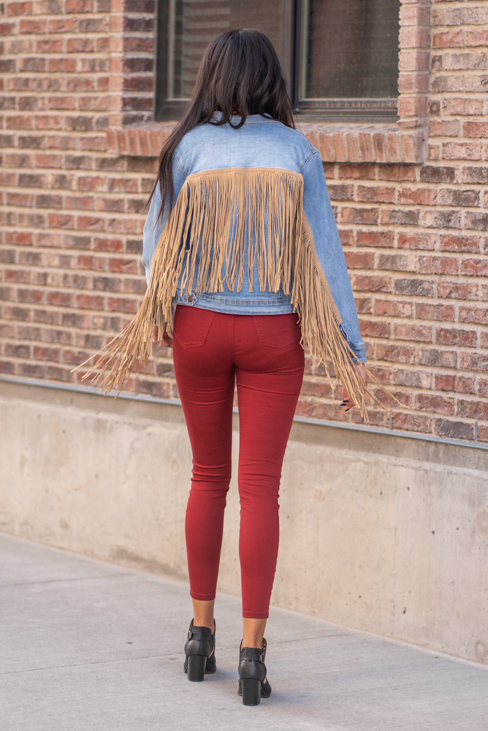 Judy Blue Collection: Winter 2020 Color: Medium Blue Cut: Denim Jacket with Stretch 65% Cotton / 30% Polyester / 3% Rayon / 2% Spandex Stitching: Classic Button Closure with Two Pockets Style #: JB7802 , 7802 Contact us for any additional measurements or sizing. Layla is 5'9" and wears a size 2 in jeans, small top and an 8 in shoes. She is wearing a size small in this jacket.