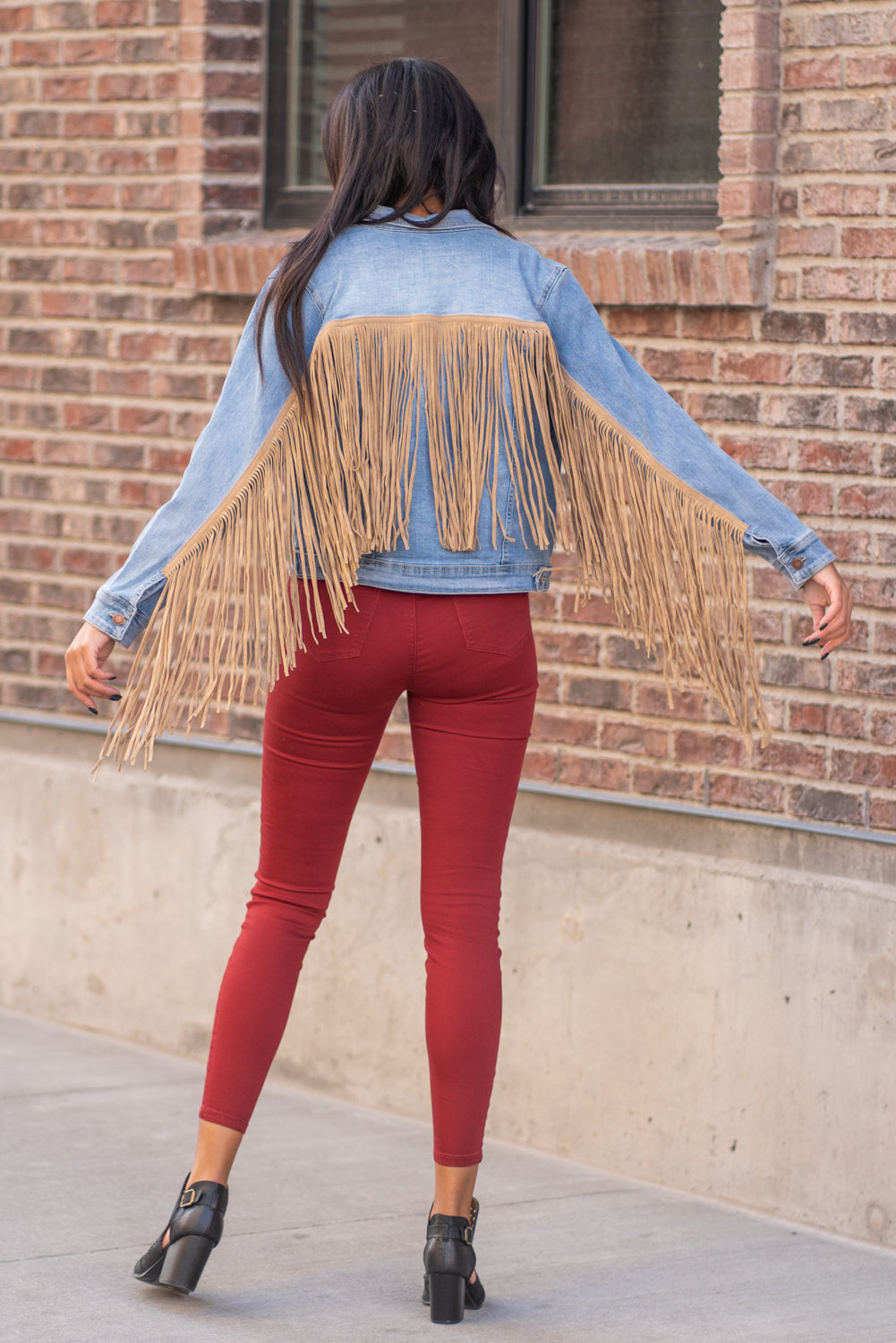 Judy Blue Collection: Winter 2020 Color: Medium Blue Cut: Denim Jacket with Stretch 65% Cotton / 30% Polyester / 3% Rayon / 2% Spandex Stitching: Classic Button Closure with Two Pockets Style #: JB7802 , 7802 Contact us for any additional measurements or sizing. Layla is 5'9" and wears a size 2 in jeans, small top and an 8 in shoes. She is wearing a size small in this jacket.