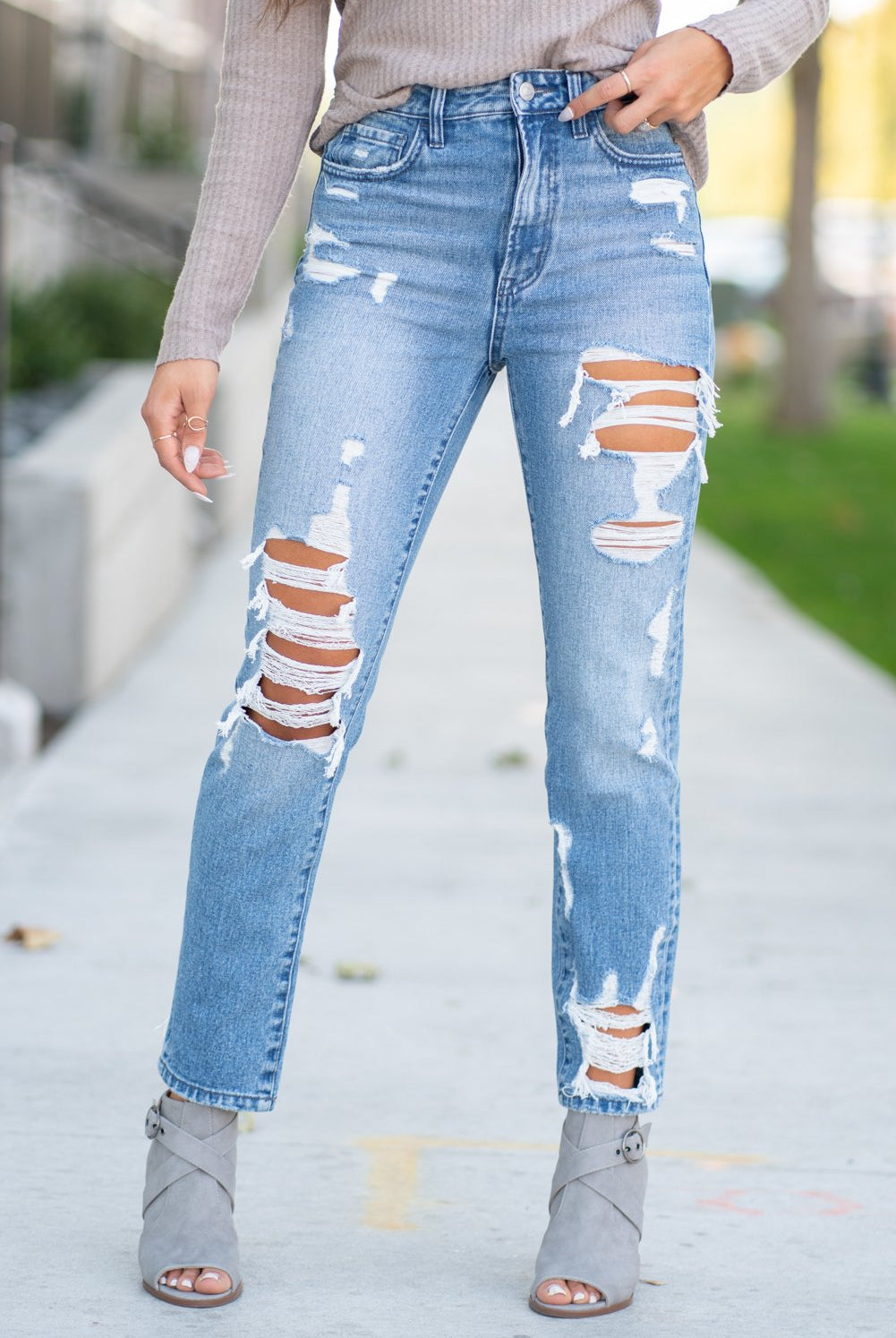 Flying Monkey Jeans Collection: Fall 2020 Name: Goodbye Cut: Mom Fit, 28" Straight Rise: High Rise, 11" Front Rise 100% Cotton Machine Wash Separately In Cold Water Stitching: Classic Fly: Zipper Style #: Y3971 Contact us for any additional measurements or sizing. Taylor is 5'7" and wears a size 3 in jeans, small top and an 8.5 in shoes. She is wearing a size 25/3 in these jeans.