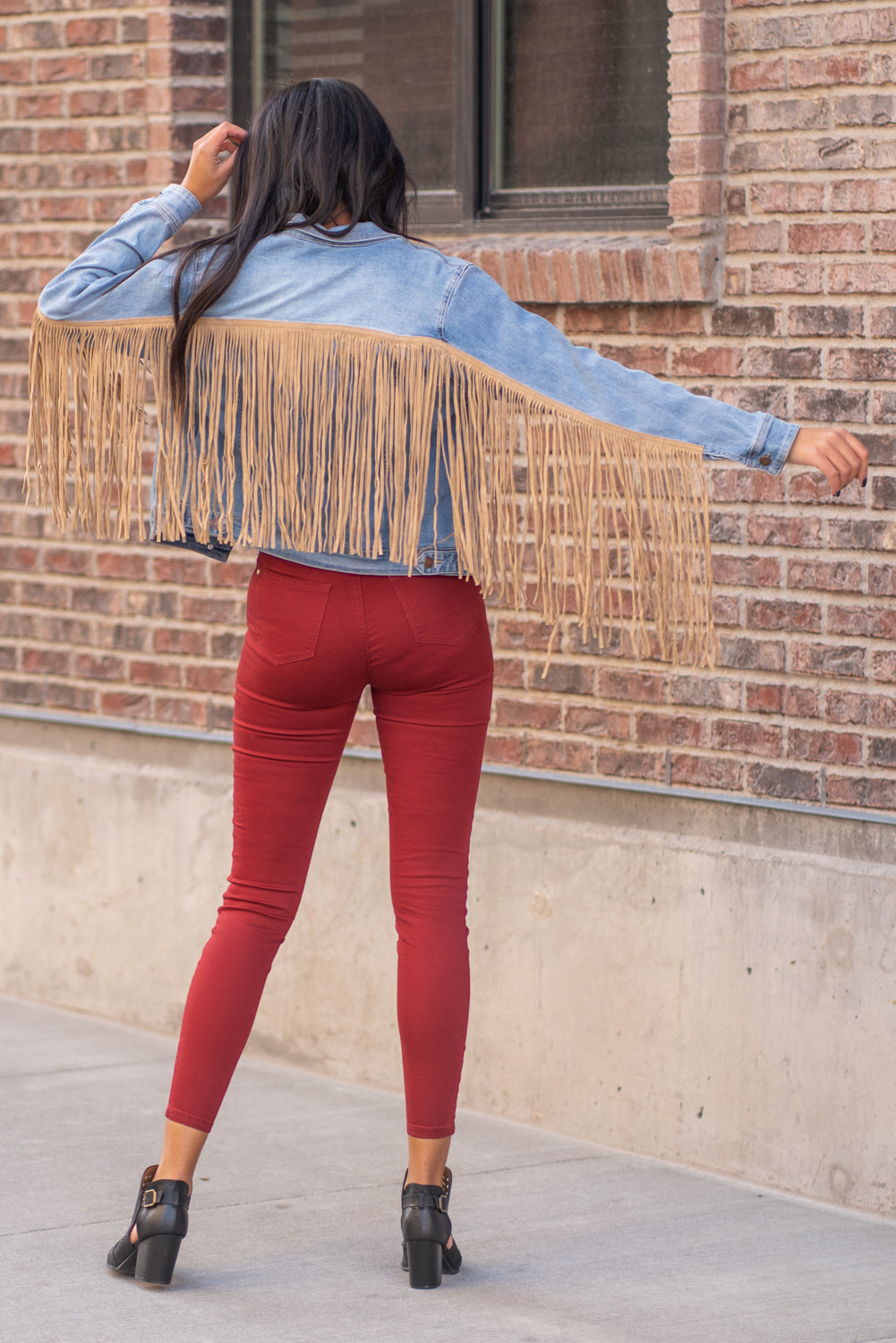 Judy Blue Collection: Winter 2020 Color: Medium Blue Cut: Denim Jacket with Stretch 65% Cotton / 30% Polyester / 3% Rayon / 2% Spandex Stitching: Classic Button Closure with Two Pockets Style #: JB7802 , 7802 Contact us for any additional measurements or sizing. Layla is 5'9" and wears a size 2 in jeans, small top and an 8 in shoes. She is wearing a size small in this jacket.