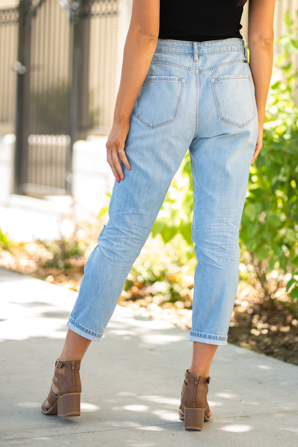 KanCan Jeans Collection: Summer 2020 Color: Light Wash Cut: Cuffed Boyfriend, 25" Inseam Rise: High-Rise, 11" Front Rise 100% Cotton Stitching: Classic Fly: Zipper Style #: KC9176L Contact us for any additional measurements or sizing.