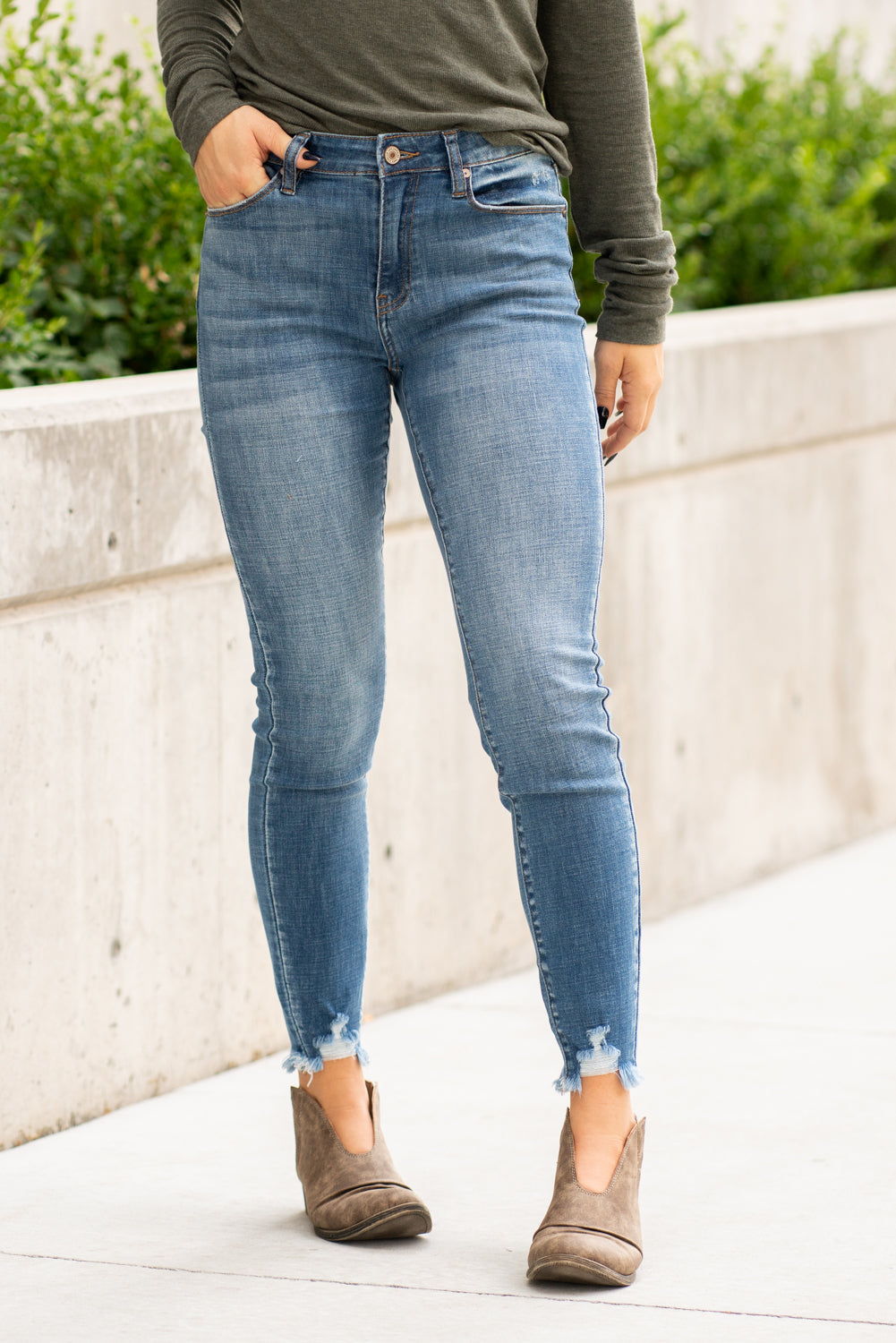 KanCan Jeans Collection: Core Style Color: Medium Wash Cut: Ankle Skinny, 27.5" Inseam Rise: High-Rise, 9.5" Front Rise COTTON 91.9% POLYESTER 7% SPANDEX 1.1% Fly: Zipper Style #: KC7274M Contact us for any additional measurements or sizing.