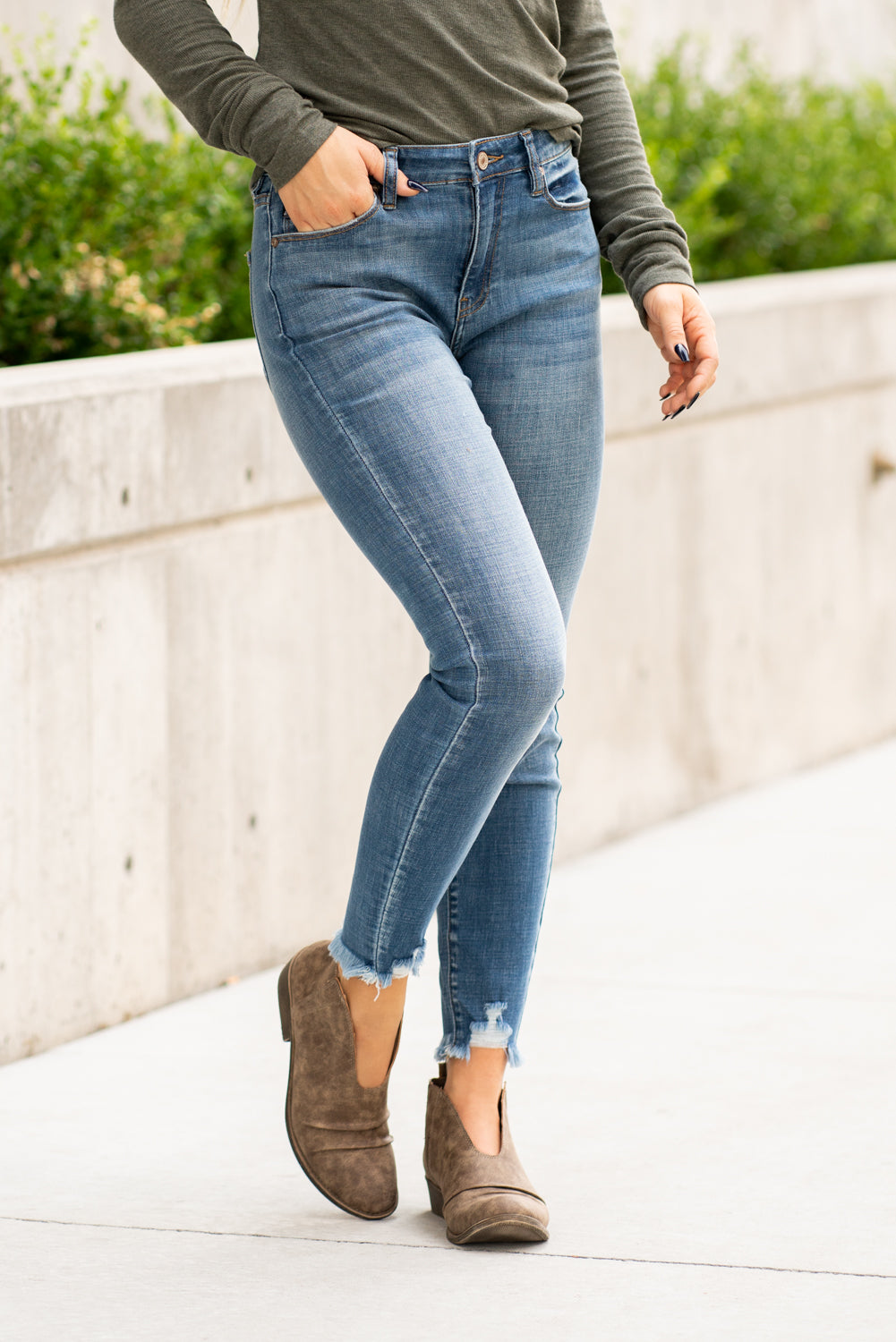 KanCan Jeans Collection: Core Style Color: Medium Wash Cut: Ankle Skinny, 27.5" Inseam Rise: High-Rise, 9.5" Front Rise COTTON 91.9% POLYESTER 7% SPANDEX 1.1% Fly: Zipper Style #: KC7274M Contact us for any additional measurements or sizing.