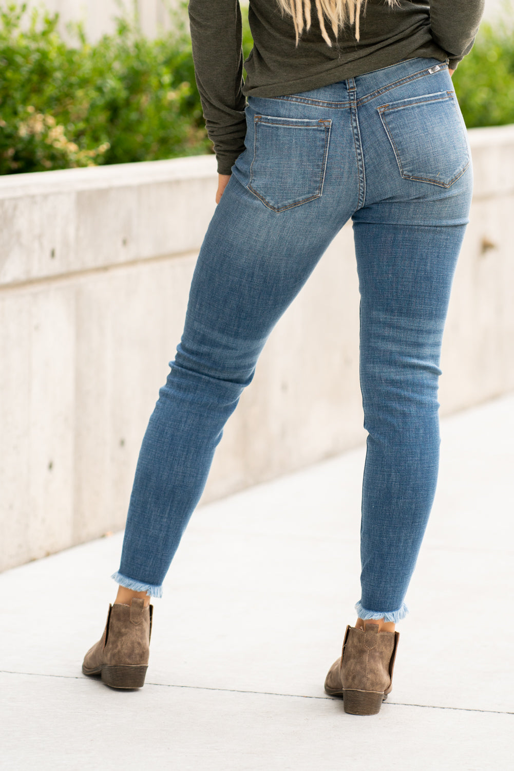 KanCan Jeans Collection: Core Style Color: Medium Wash Cut: Ankle Skinny, 27.5" Inseam Rise: High-Rise, 9.5" Front Rise COTTON 91.9% POLYESTER 7% SPANDEX 1.1% Fly: Zipper Style #: KC7274M Contact us for any additional measurements or sizing.