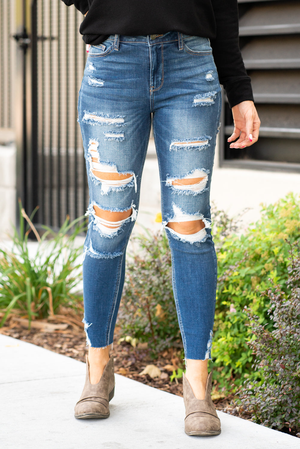 Cello Jeans Ankle Skinny Color: Dark Blue Wash Cut: Skinny, 28" Inseam Rise: High-Rise, 9.5" Front Rise 94% Cotton 4% Polyester 2% Spandex Fly: Zipper Style #: WV768340-DKD Contact us for any additional measurements or sizing.